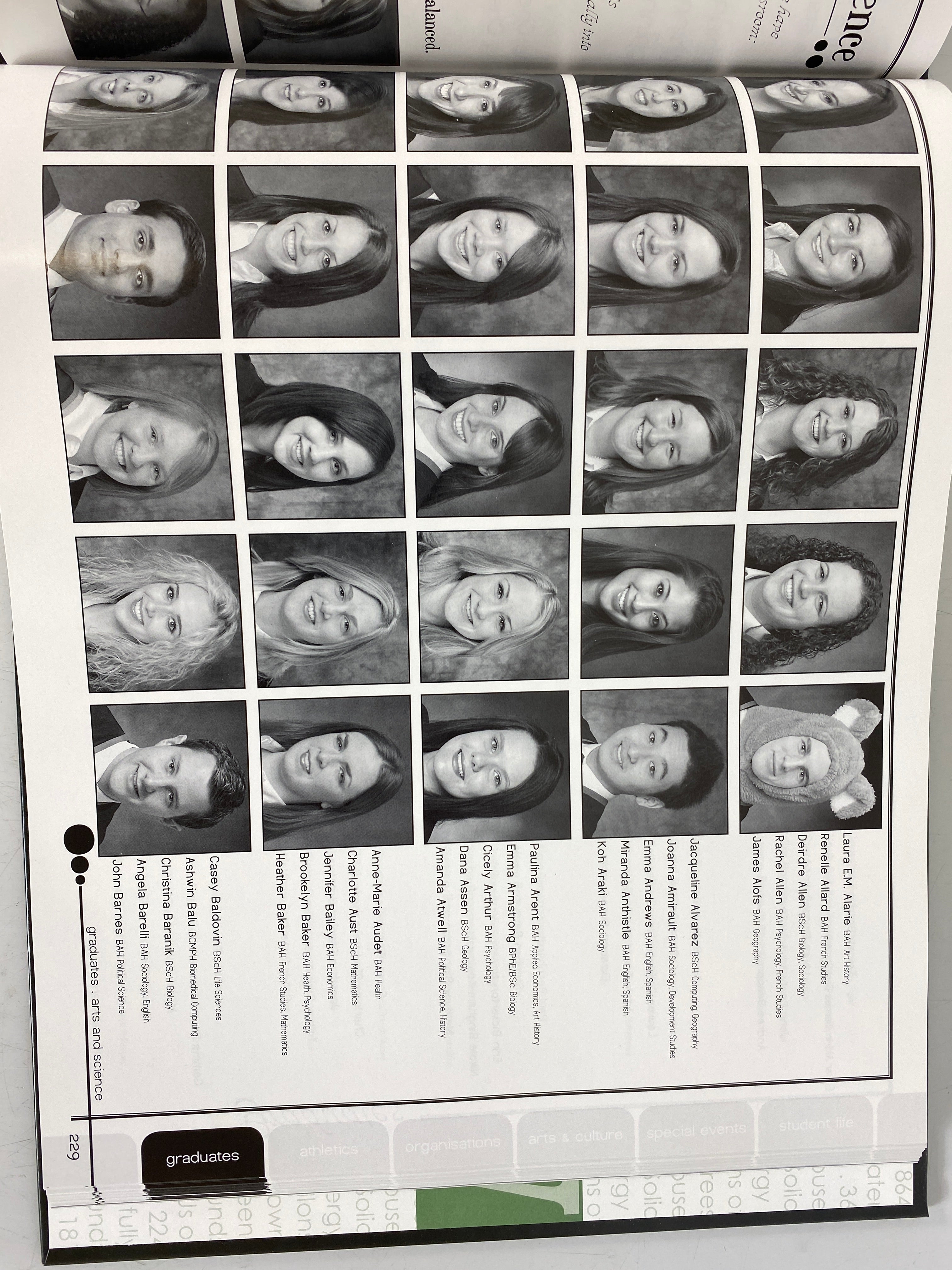 2008 Queen's University Yearbook "Tricolour" Kingston, ON, Canada HC Giftbox