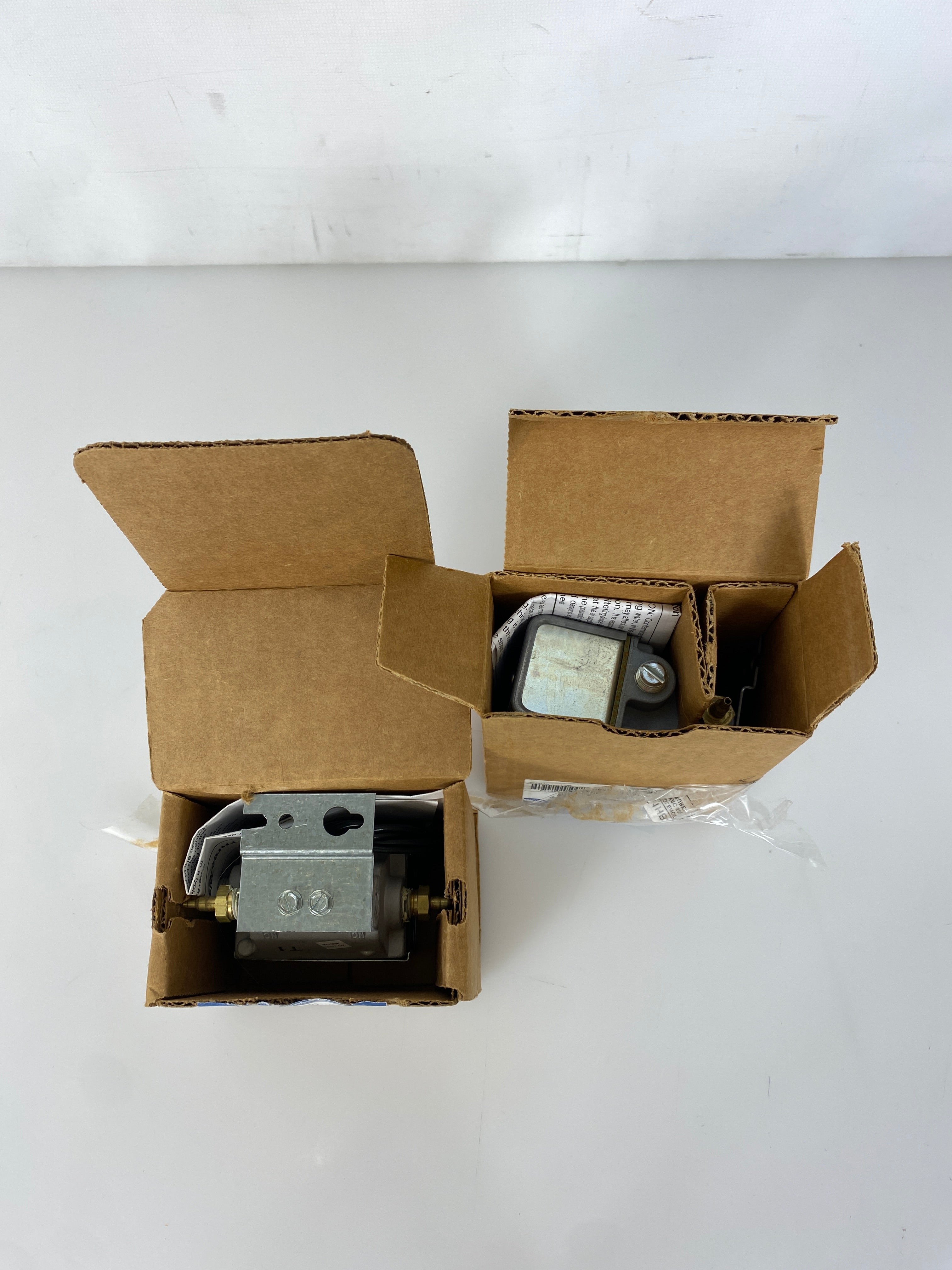 Johnson Controls 3 Way Solenoid Valve V11HBA-100