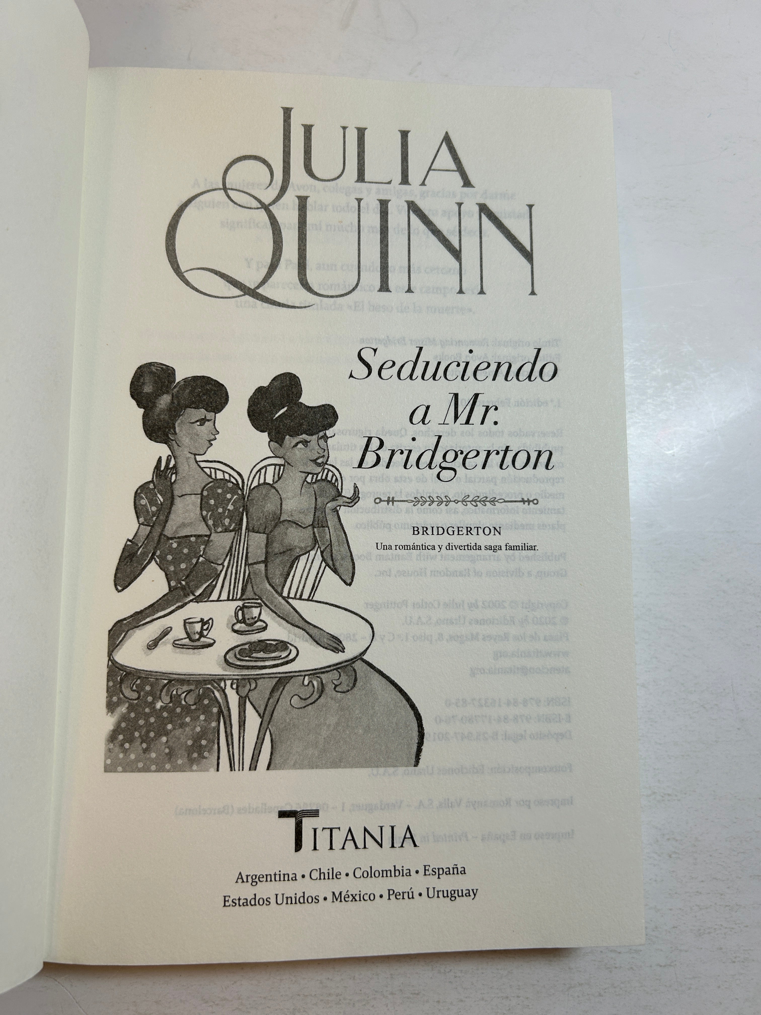 Seduciendo a Mr. Bridgerton (Bridgerton 4) Spanish Edition Trade Paperback Ex-Library