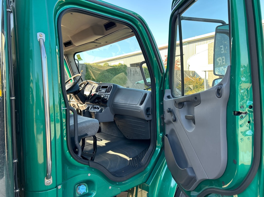 2009 Freightliner truck - 1274
