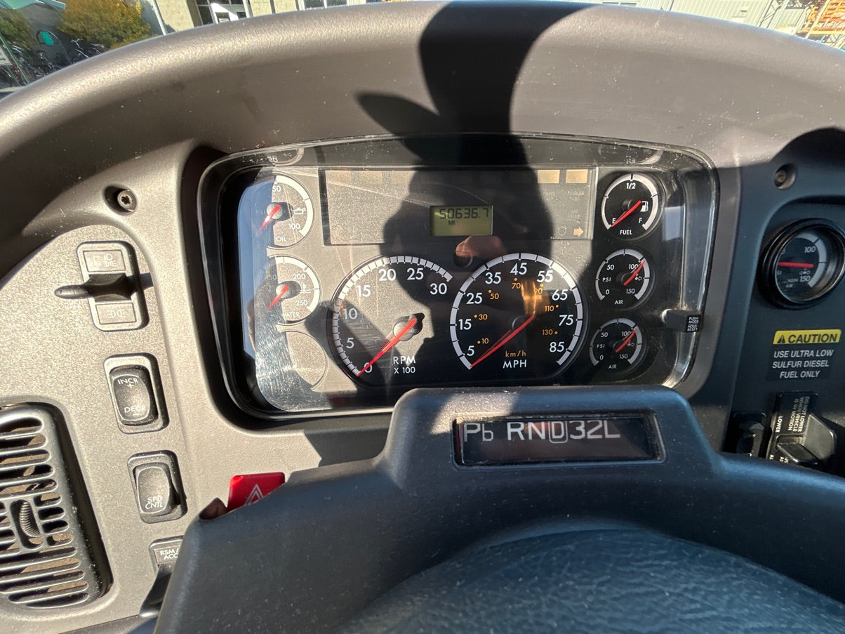 2009 Freightliner truck - 1274