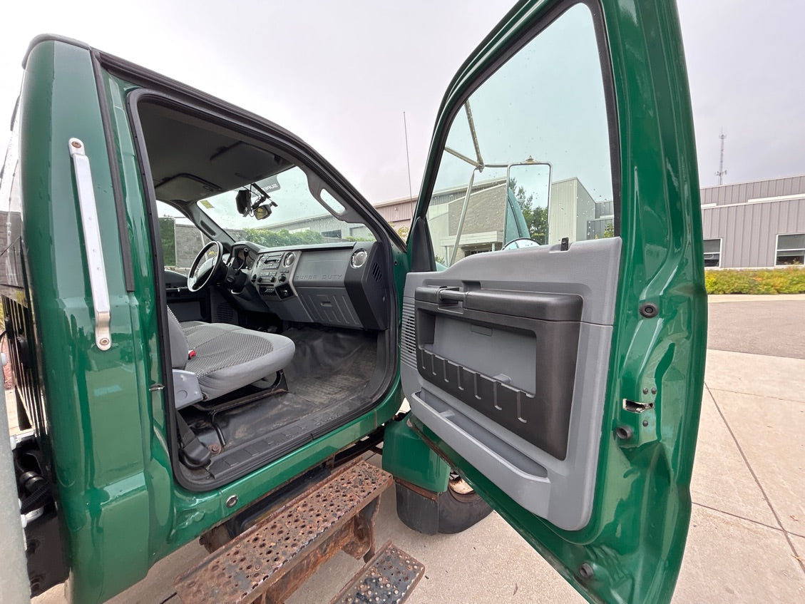2013 Ford F650 Box Truck - R401