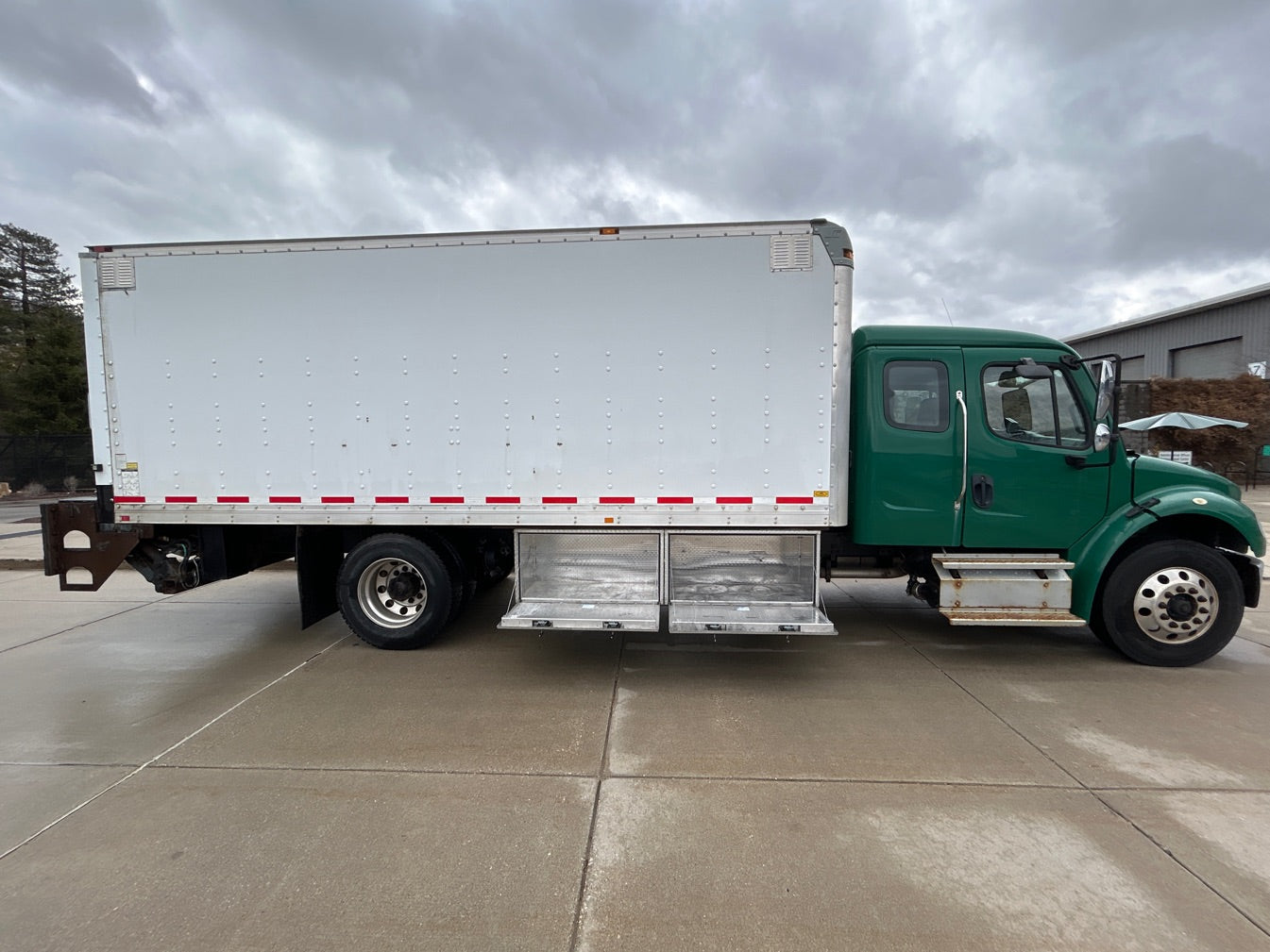 2013 Freightliner Box truck - R400