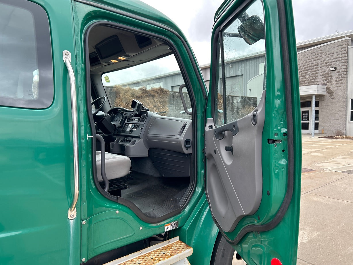 2013 Freightliner Box truck - R400