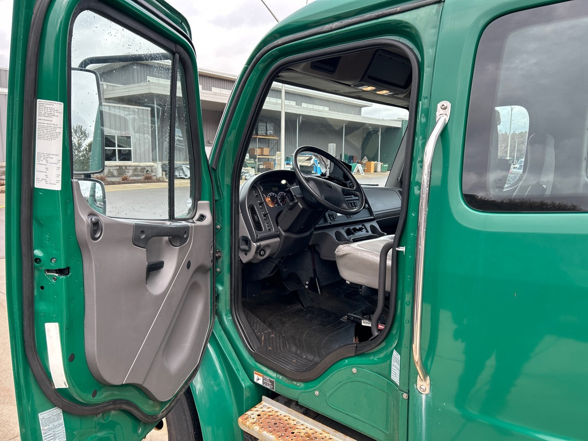 2013 Freightliner Box truck - R400