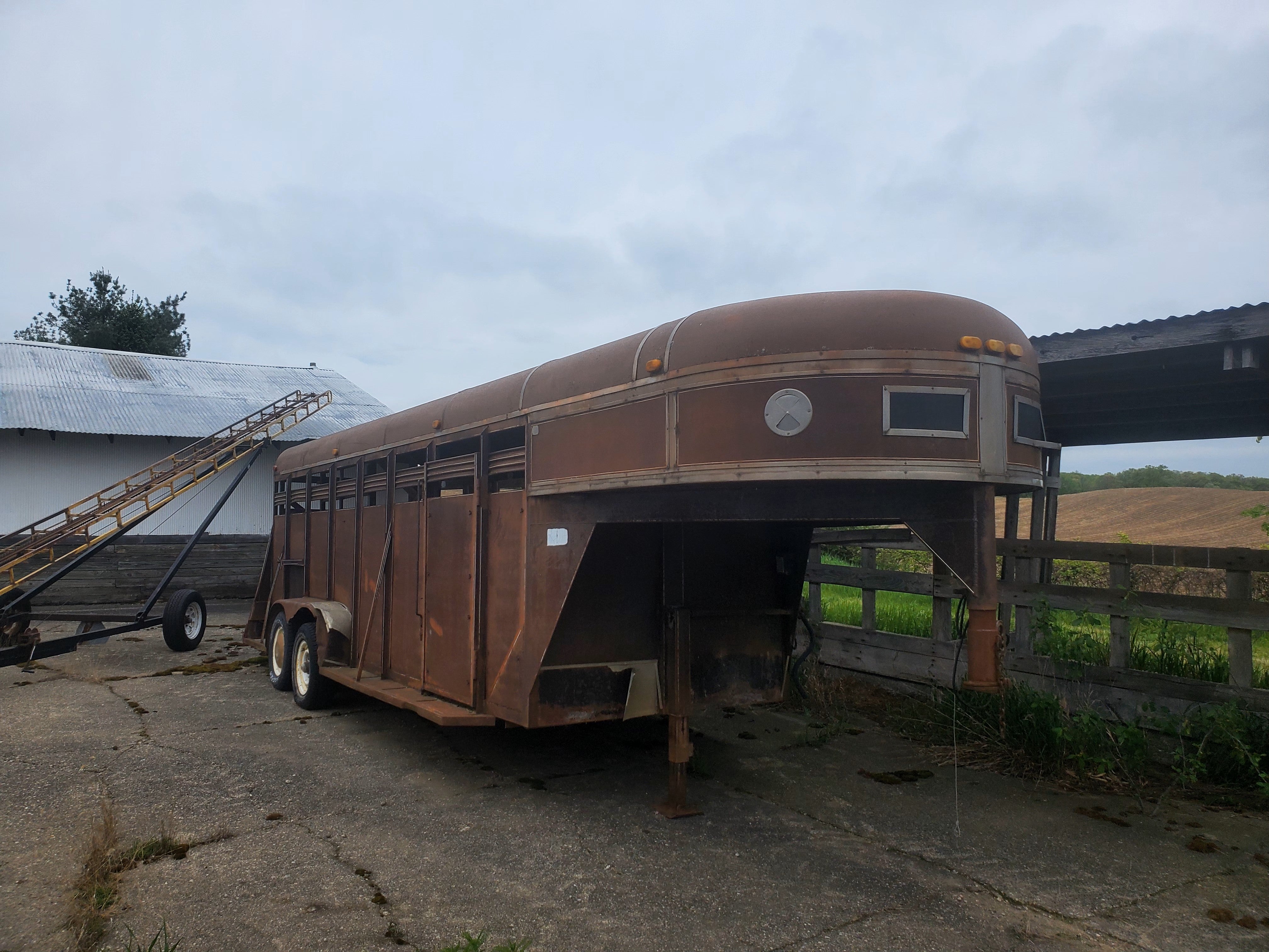 1987 S & S Livestock Gooseneck Trailer