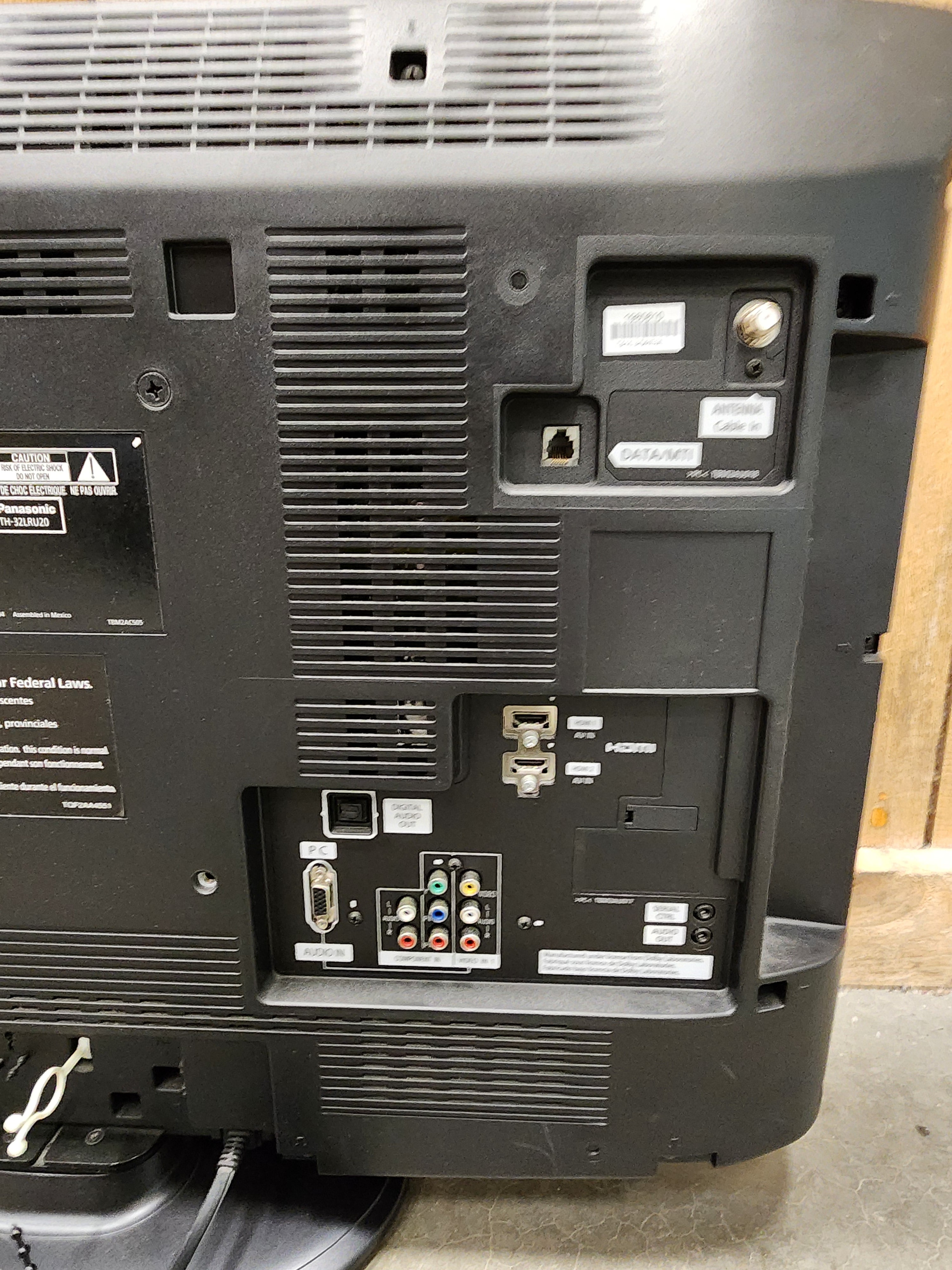 Panasonic TH32LRU20 32" 720P TV