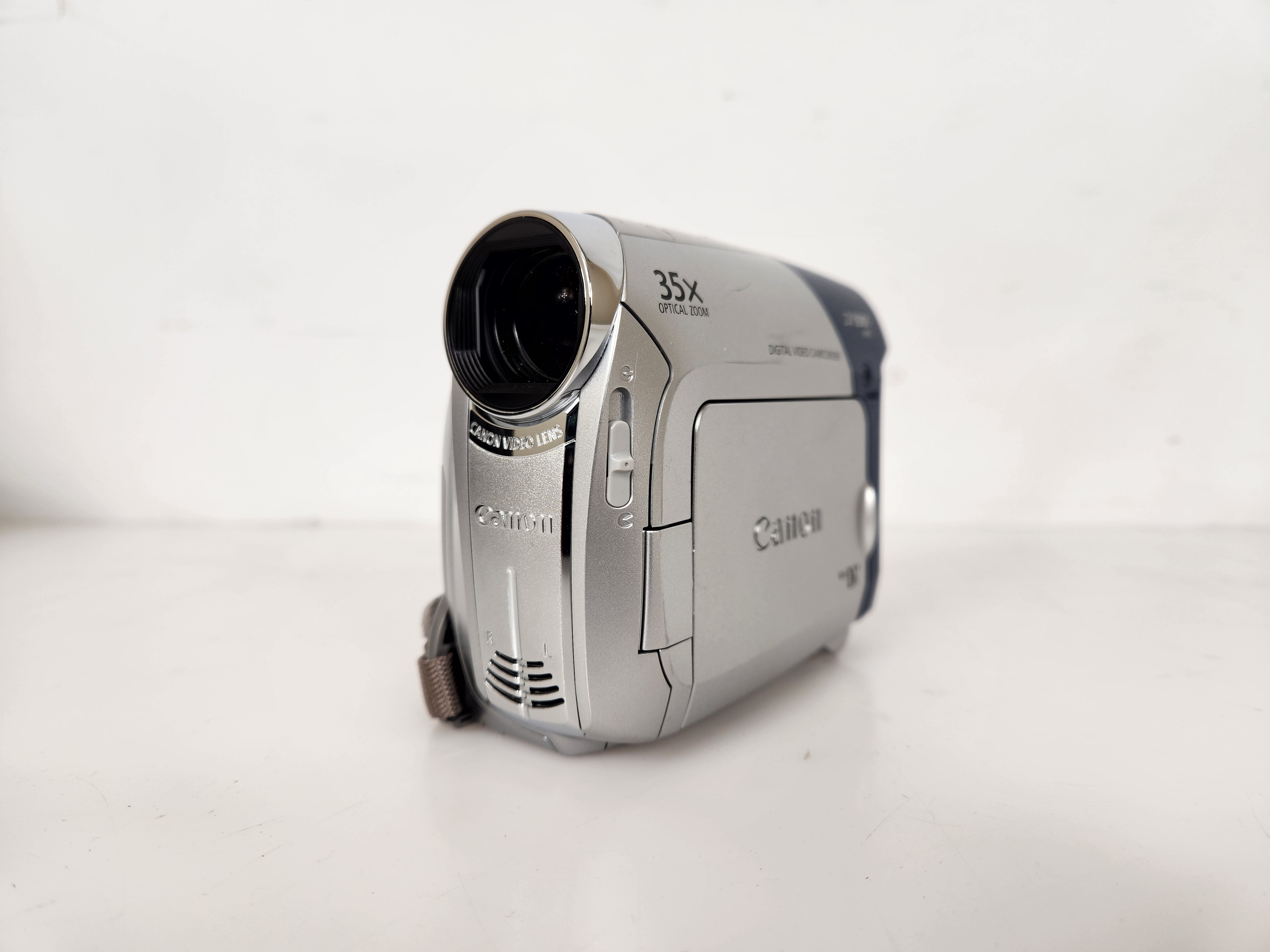 Canon ZR800 MiniDV Camcorder with Bag