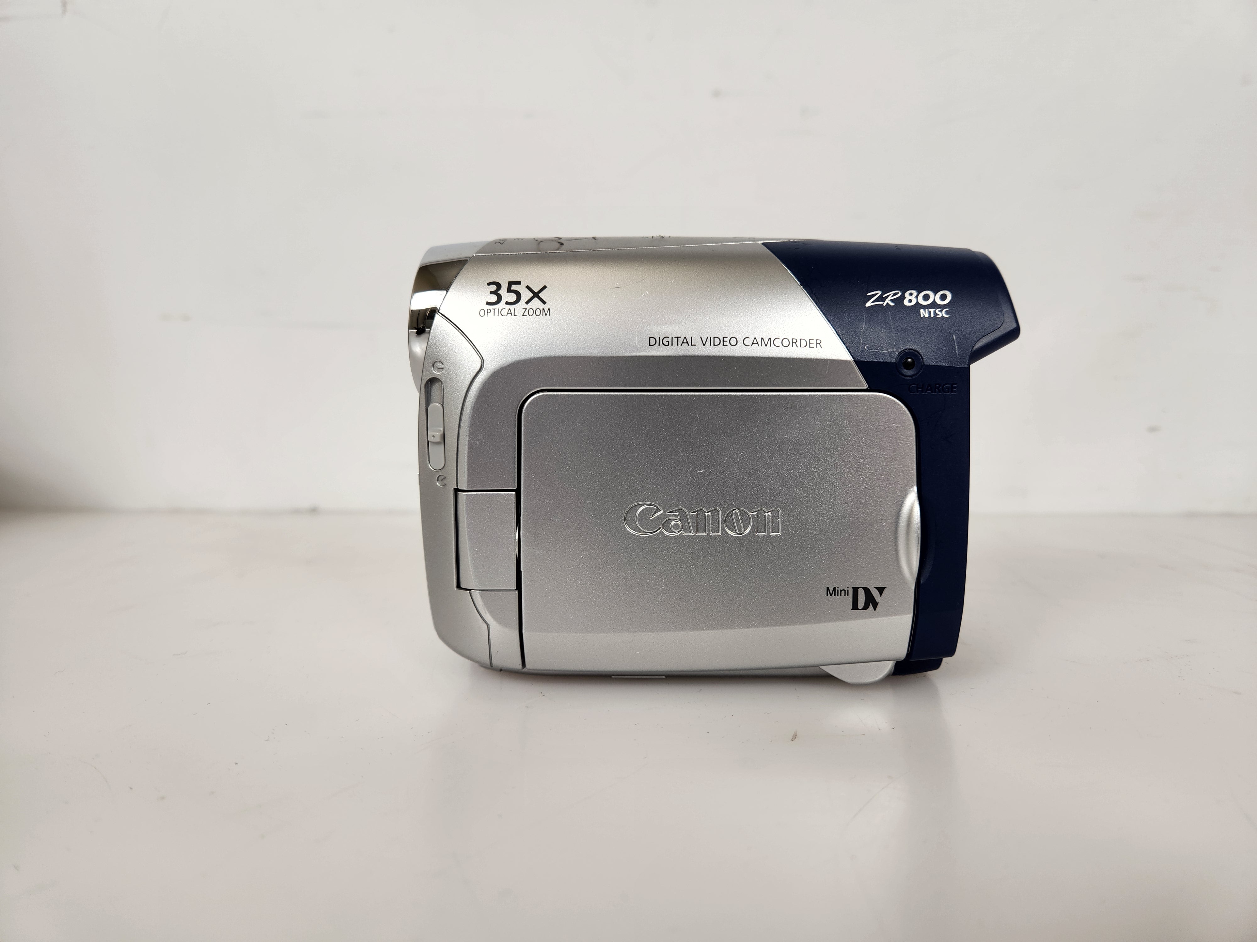 Canon ZR800 MiniDV Camcorder with Bag