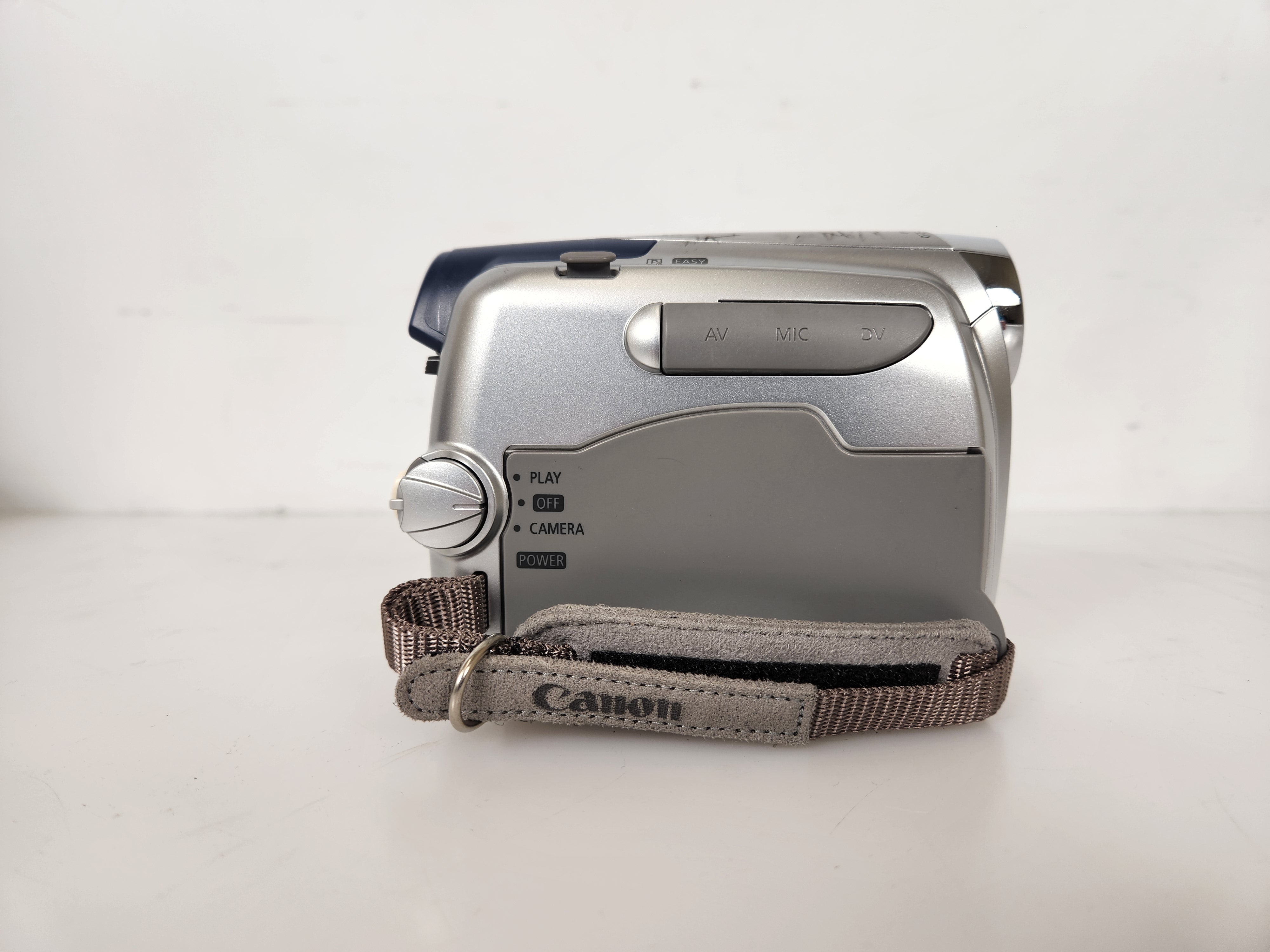 Canon ZR800 MiniDV Camcorder with Bag