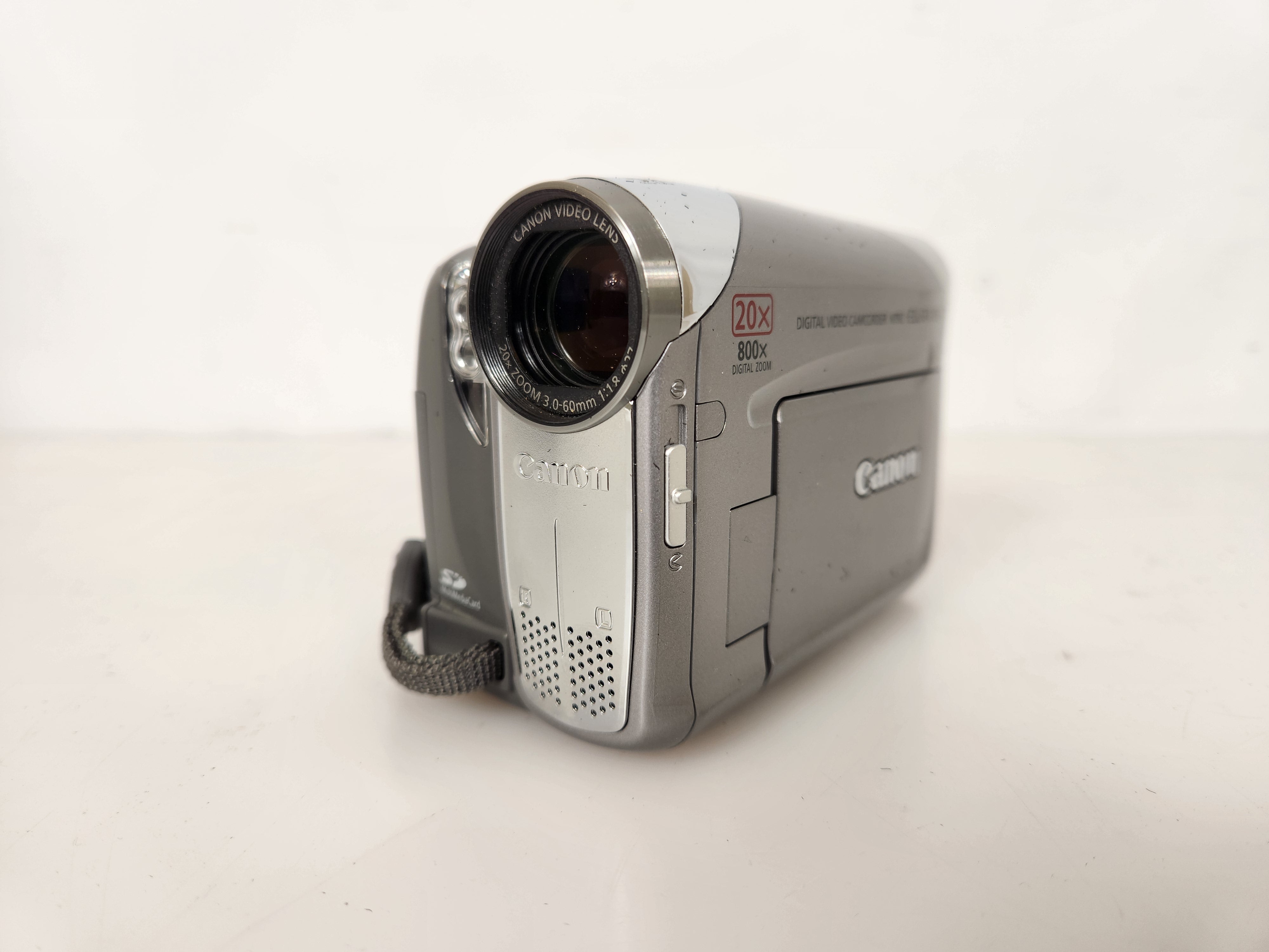 Canon Elura 100 Camcorder with Bag