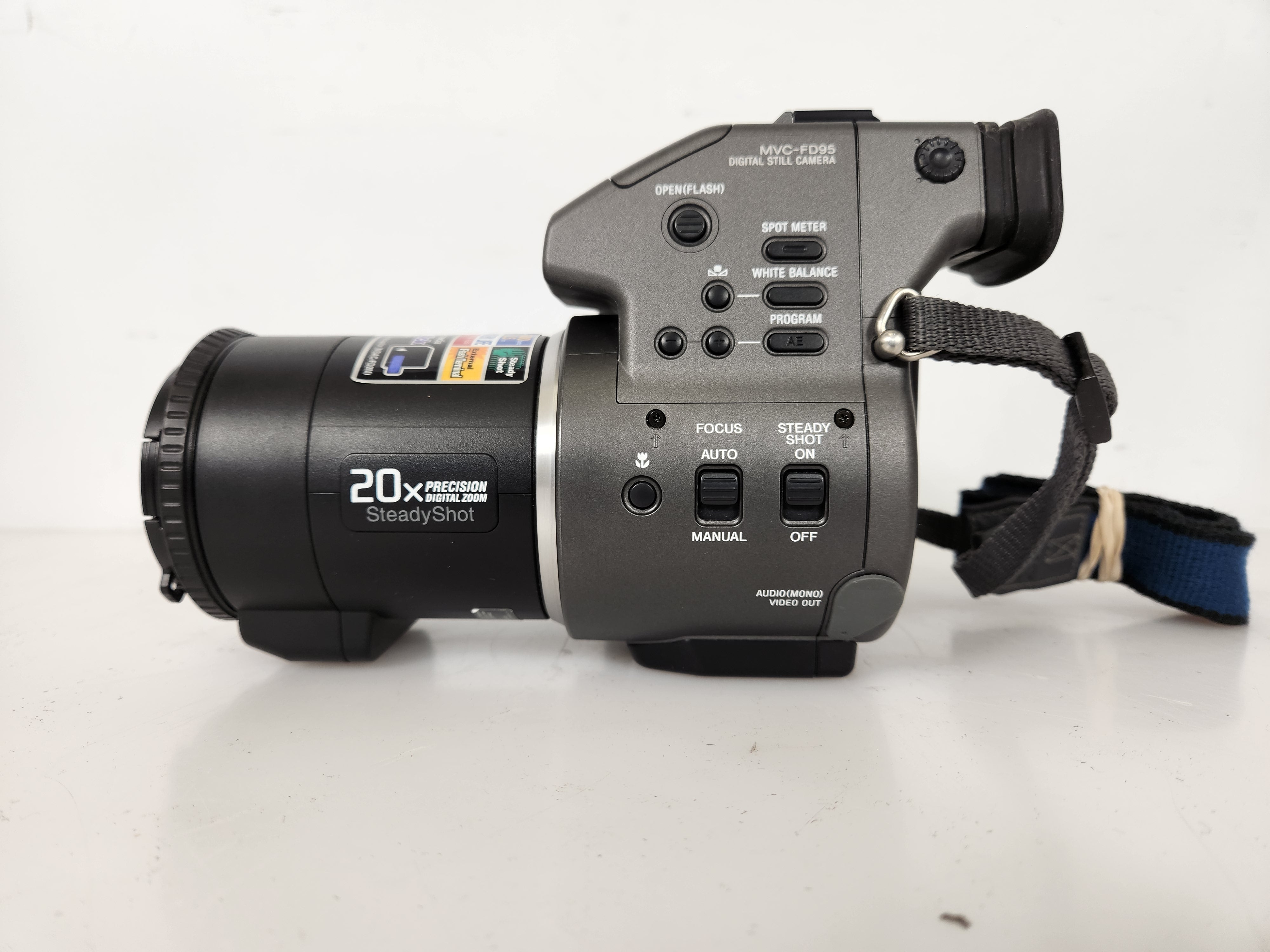 Sony Digital Mavica MVC-FD95 Digital Camera with Bag