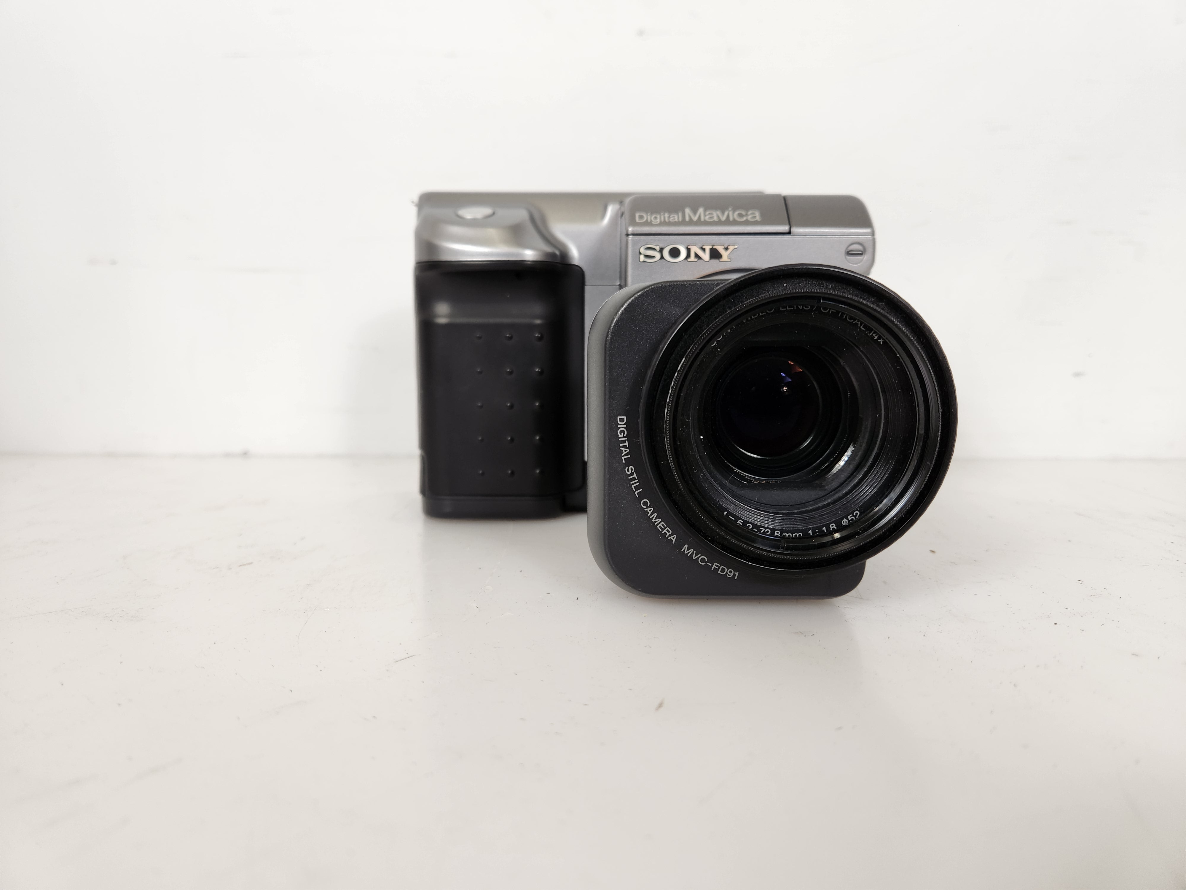 Sony Digital Mavica MVC-FD91 Digital Camera with Bag