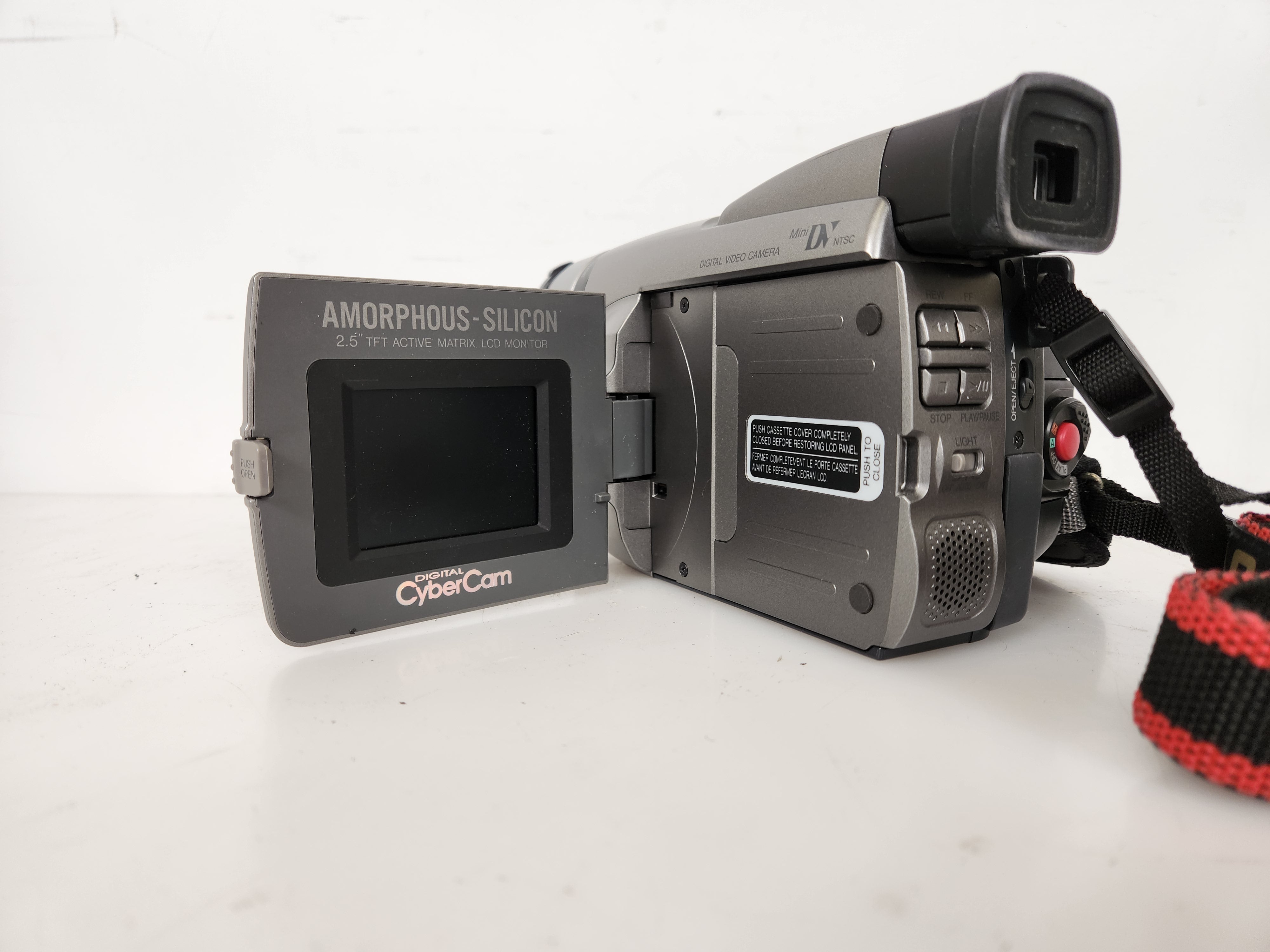 JVC GR-DVF21U Digital CyberCam Camcorder with Bag