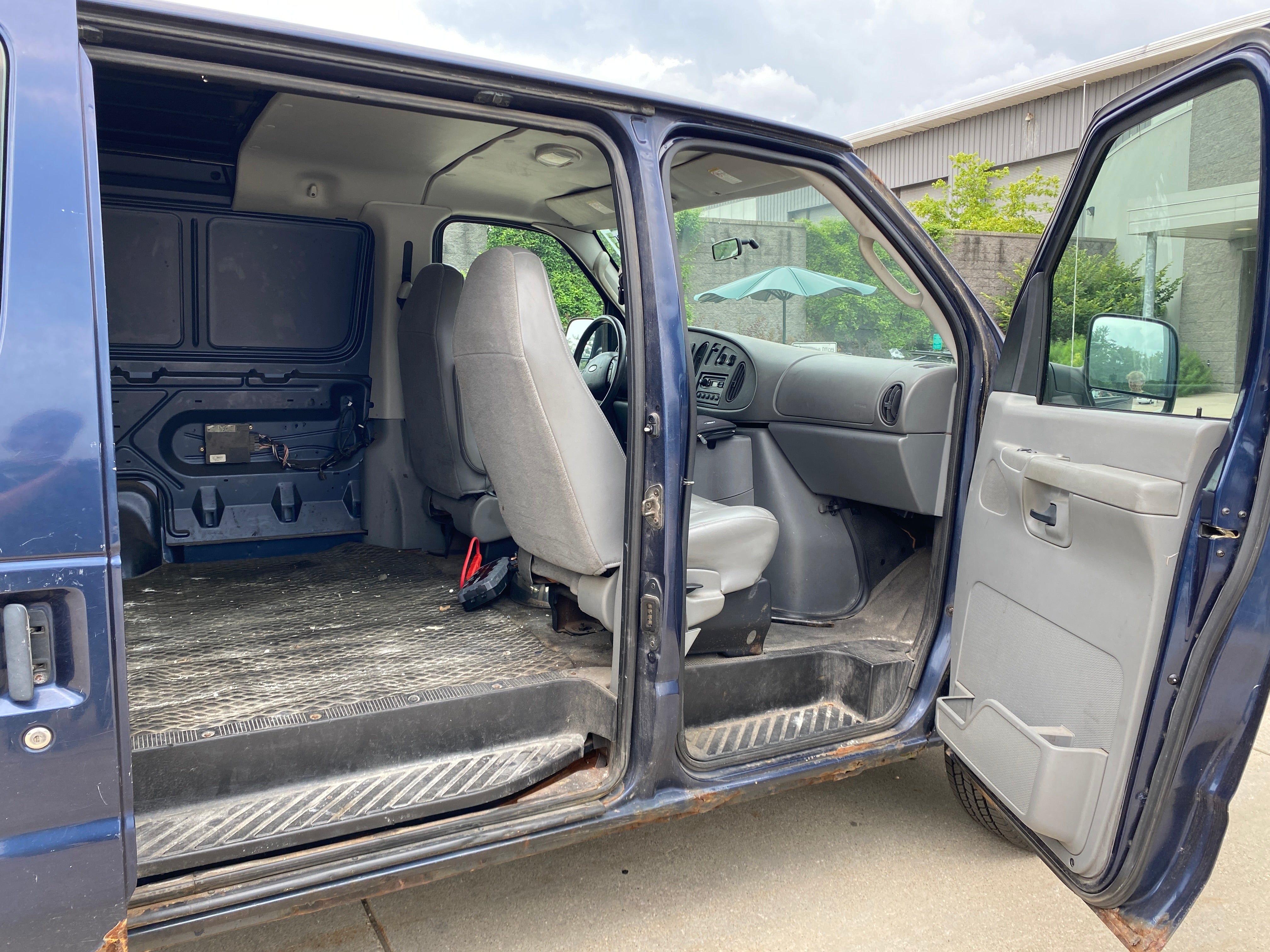 2003- Ford E-250 Econoline Cargo Van - 935