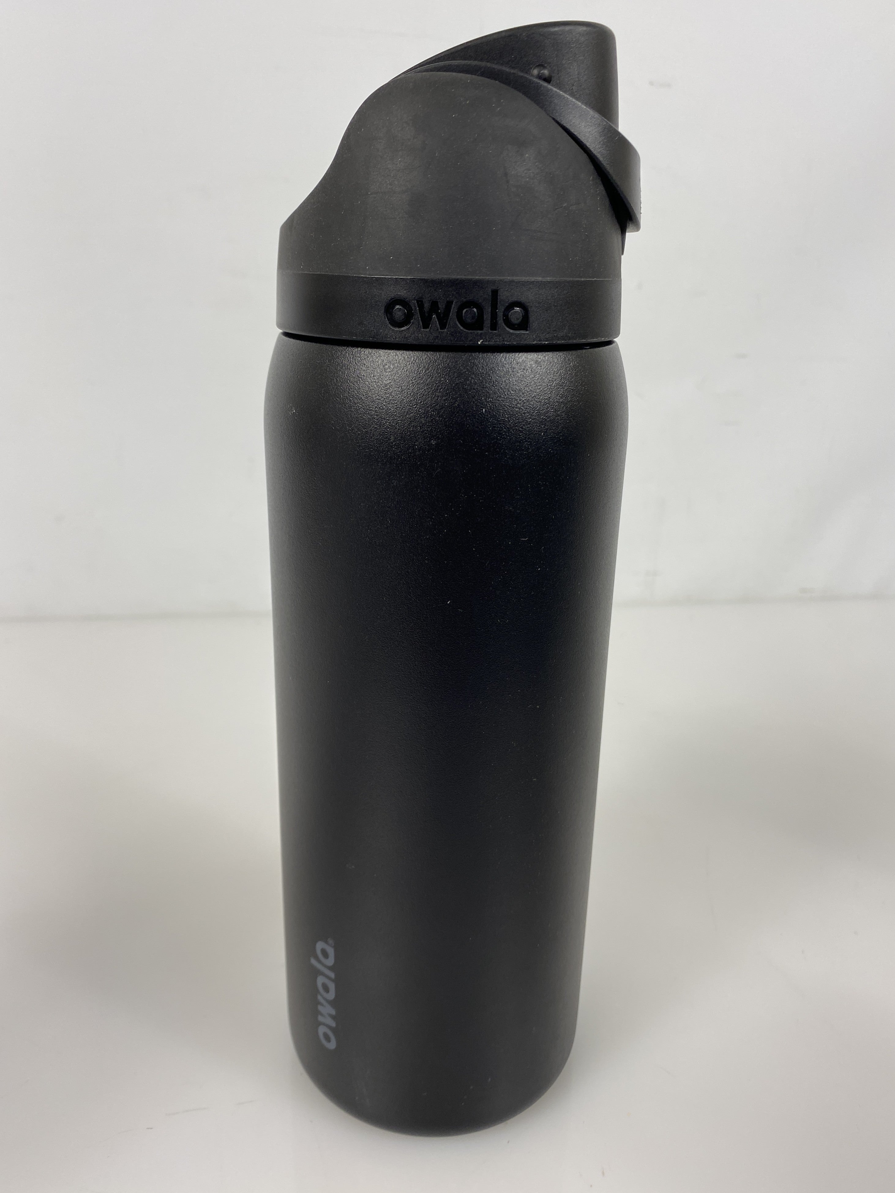 32 oz Black Owala FreeSip Water Bottle