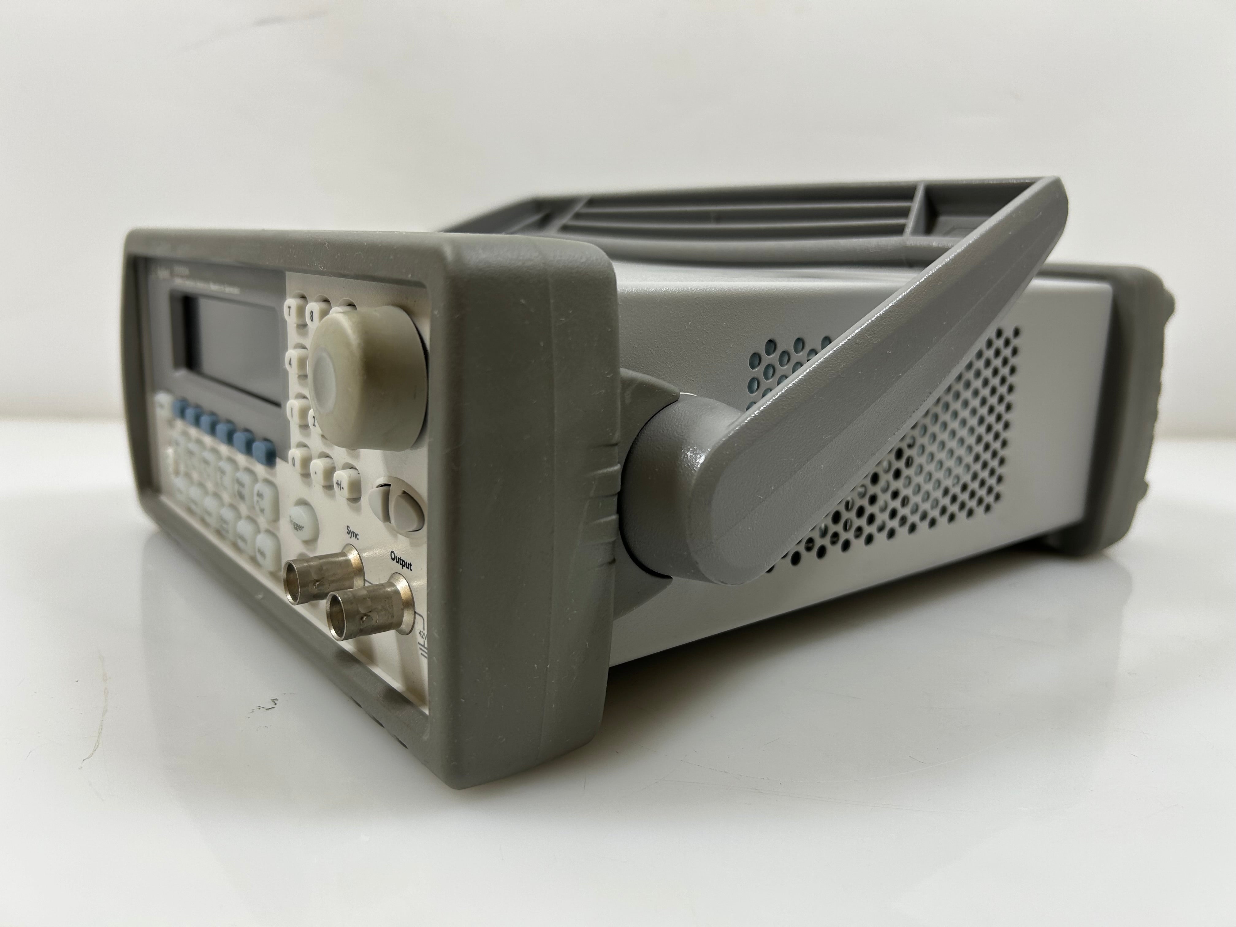 Agilent 33220A 20MHz Function and Arbitrary Waveform Generator *Untested*