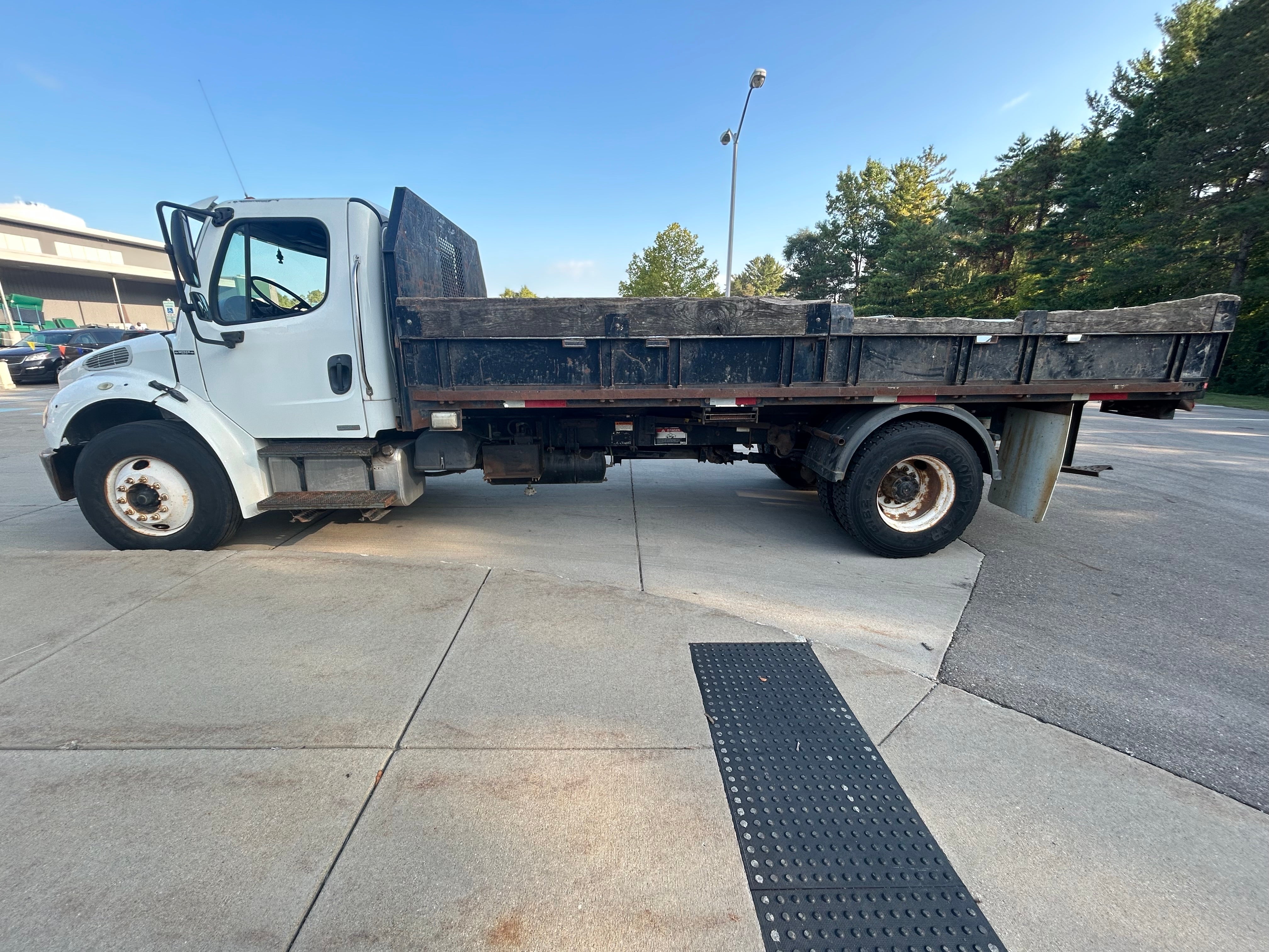 2008 - Freightliner M2 - 1379