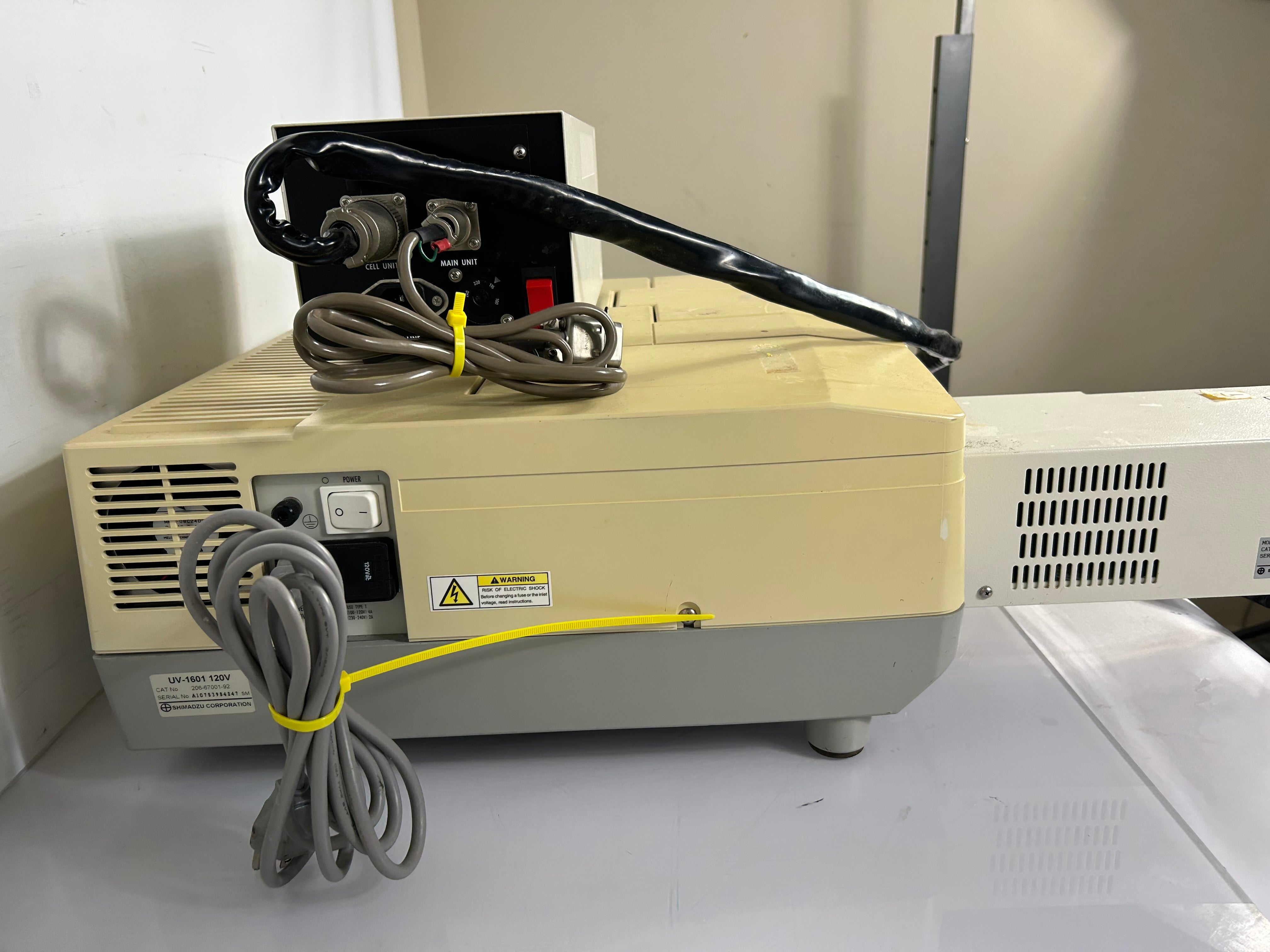 Shimadzu UV-1601 UV-Visible Spectrophotometer Equipped with Shimadzu CPS-240A Cellpostioner