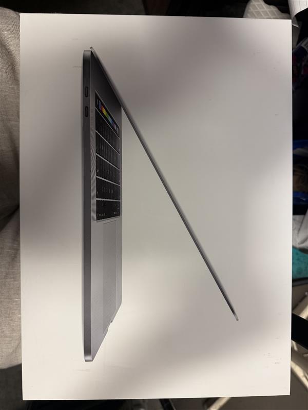 Apple MacBook Pro 13" i7 (2017) with box