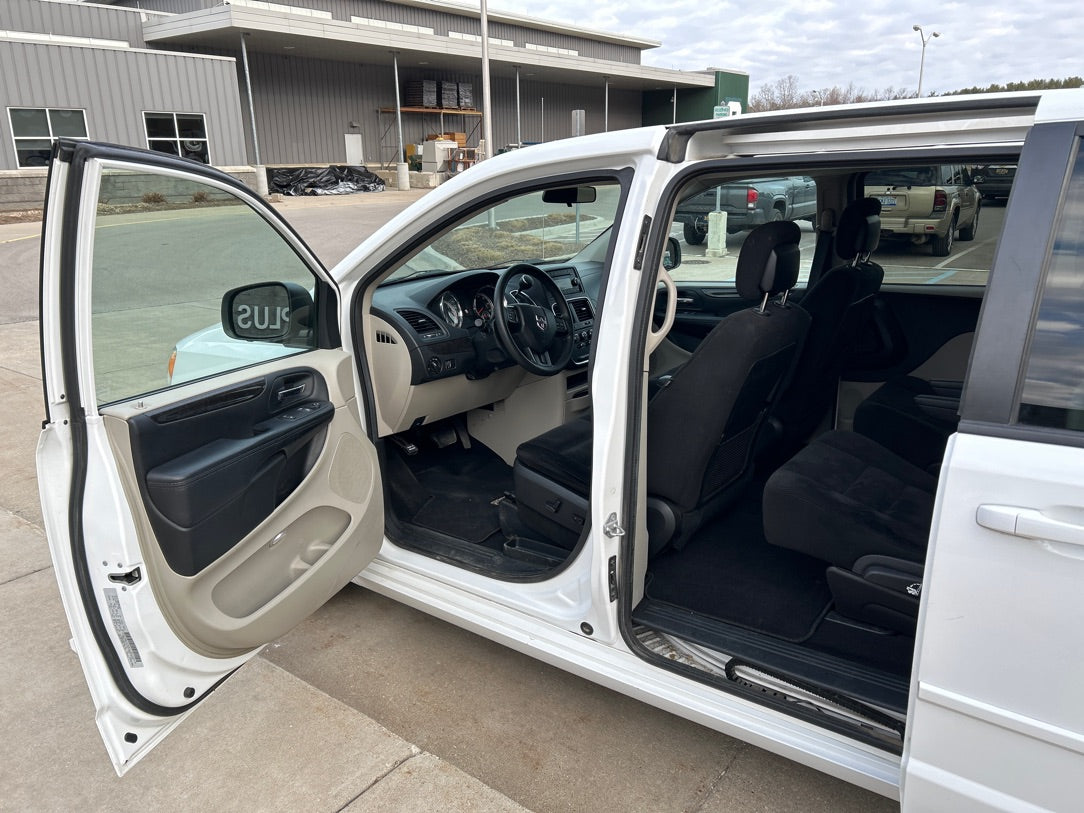 2016 - Dodge Caravan SE - V116