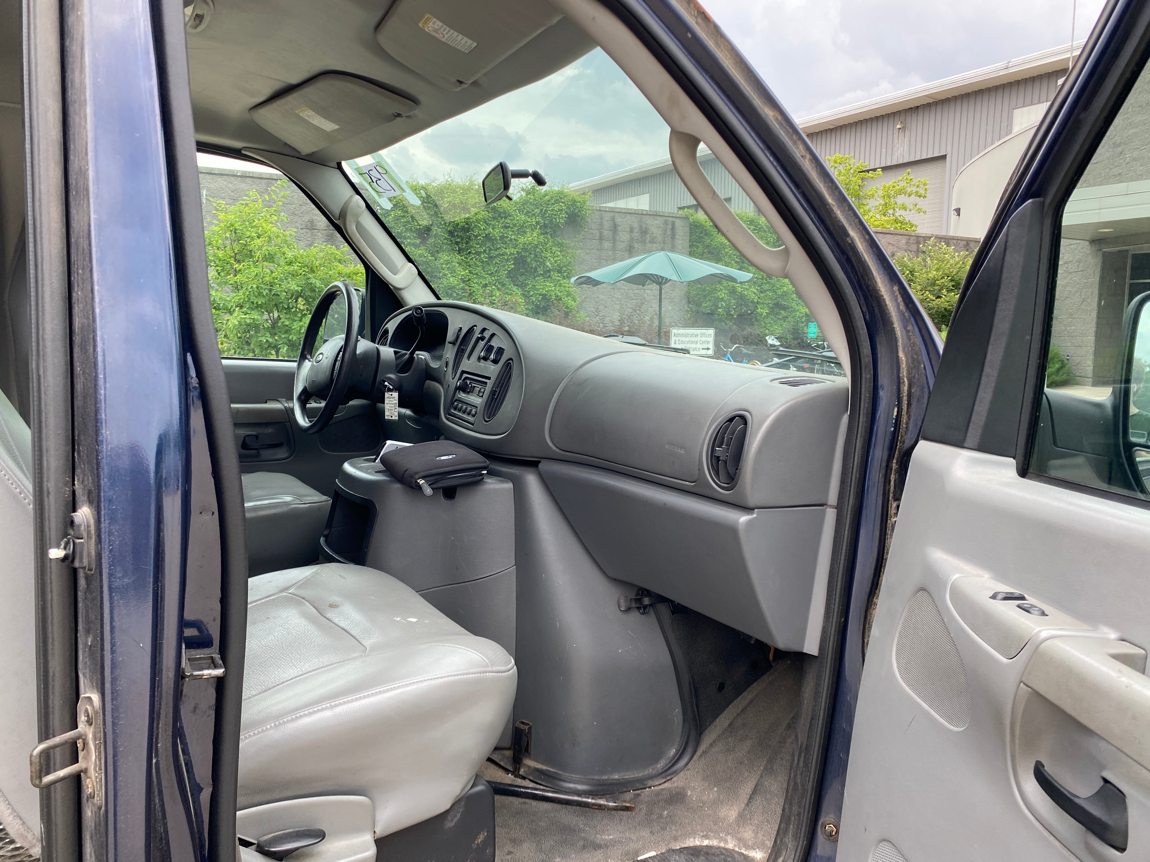 2003- Ford E-250 Econoline Cargo Van - 935