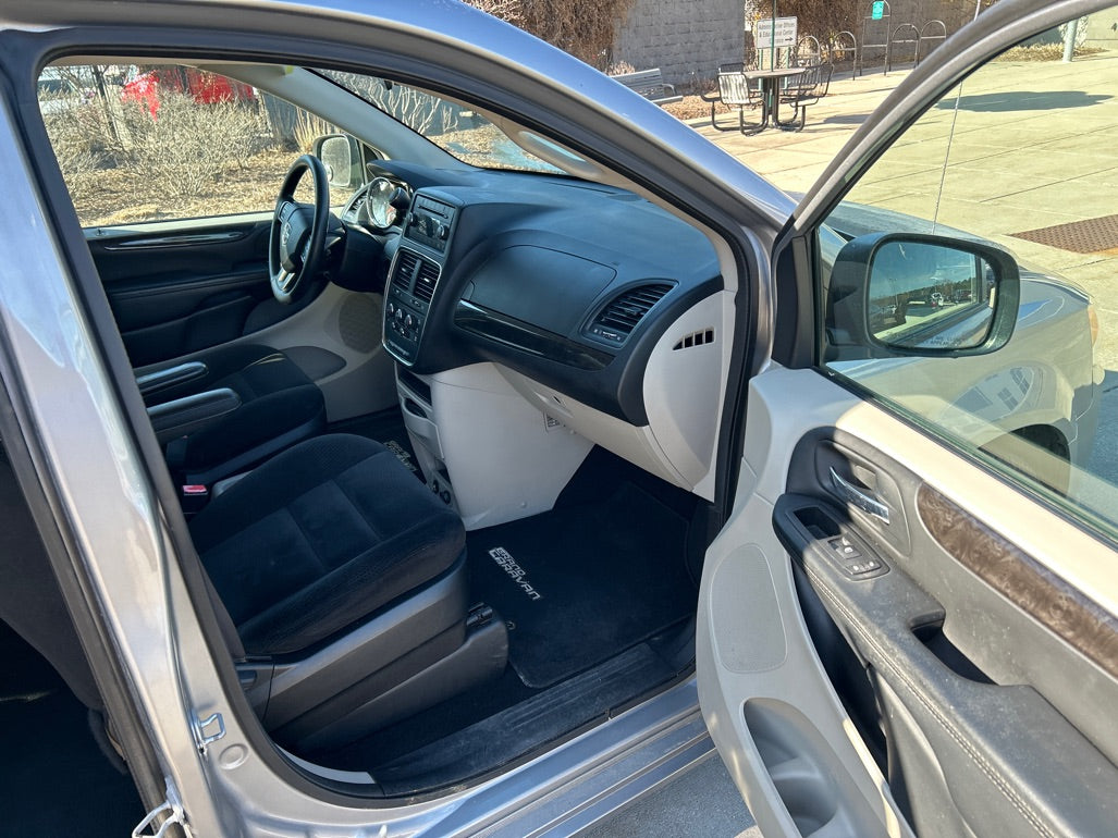 2016 Dodge Caravan - V127