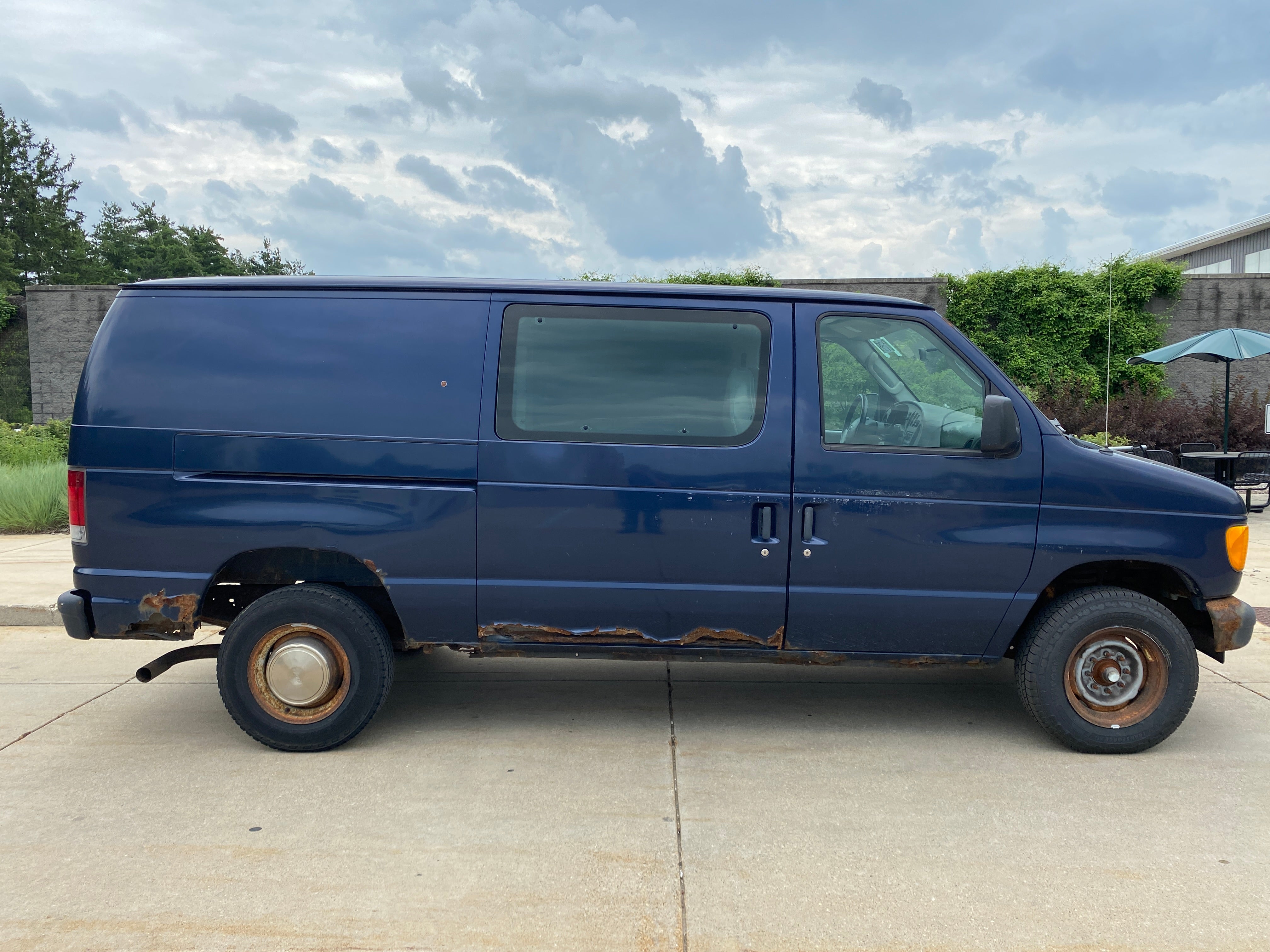 2003- Ford E-250 Econoline Cargo Van - 935