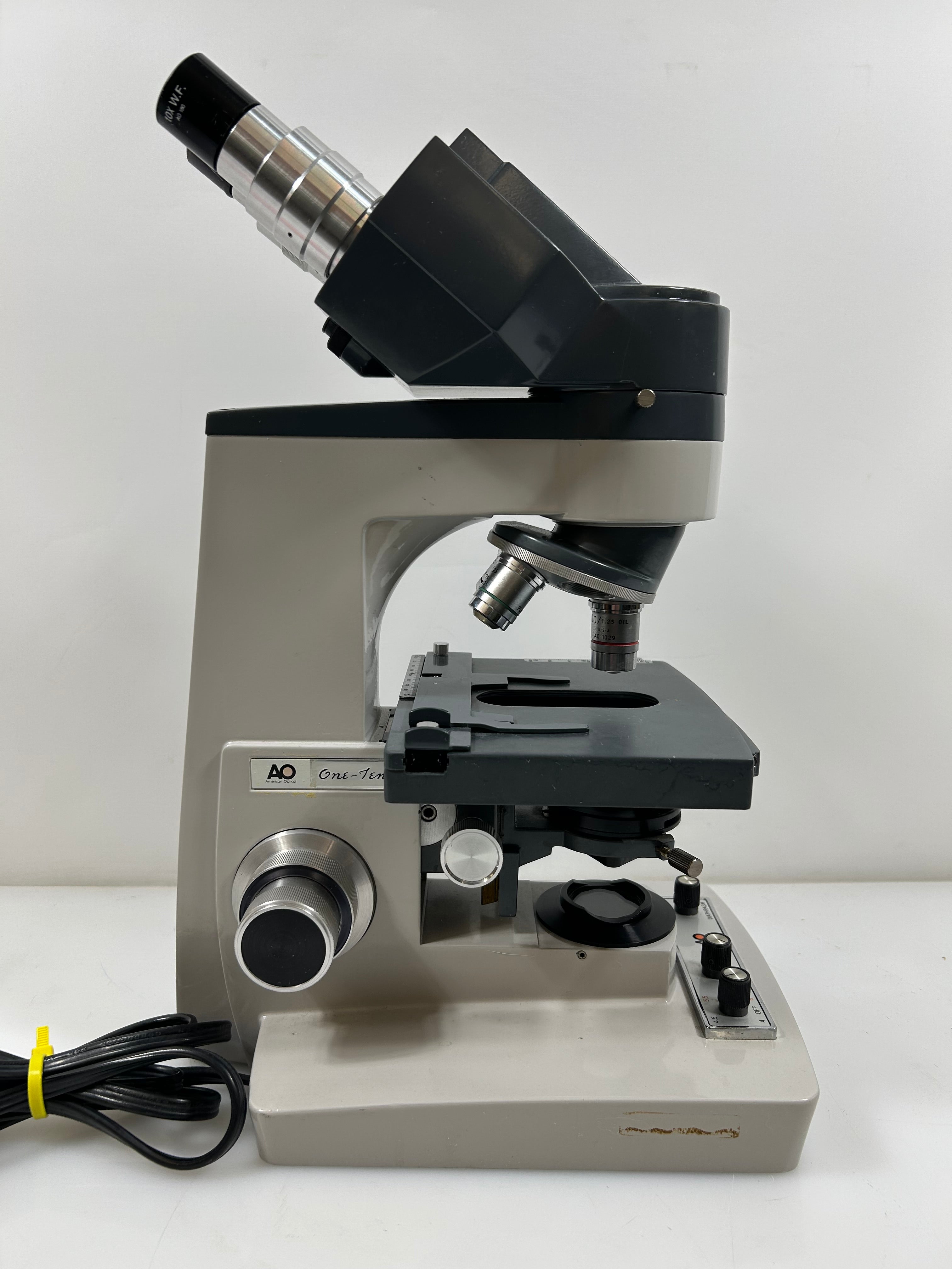 American Optical One-Ten Microstar Laboratory Microscope *Untested*