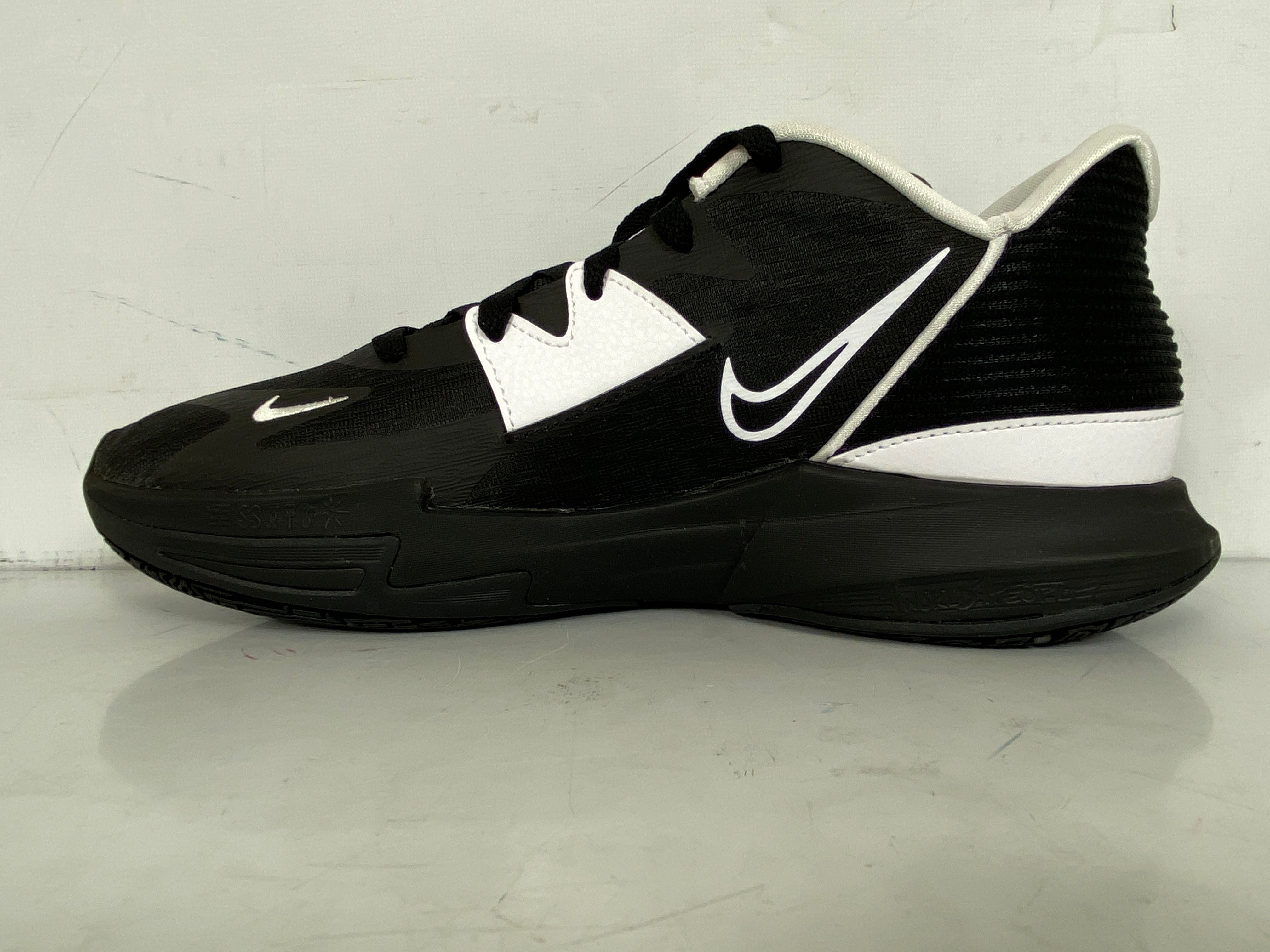 Nike kyrie 5 white/black men's basketball shoe best sale