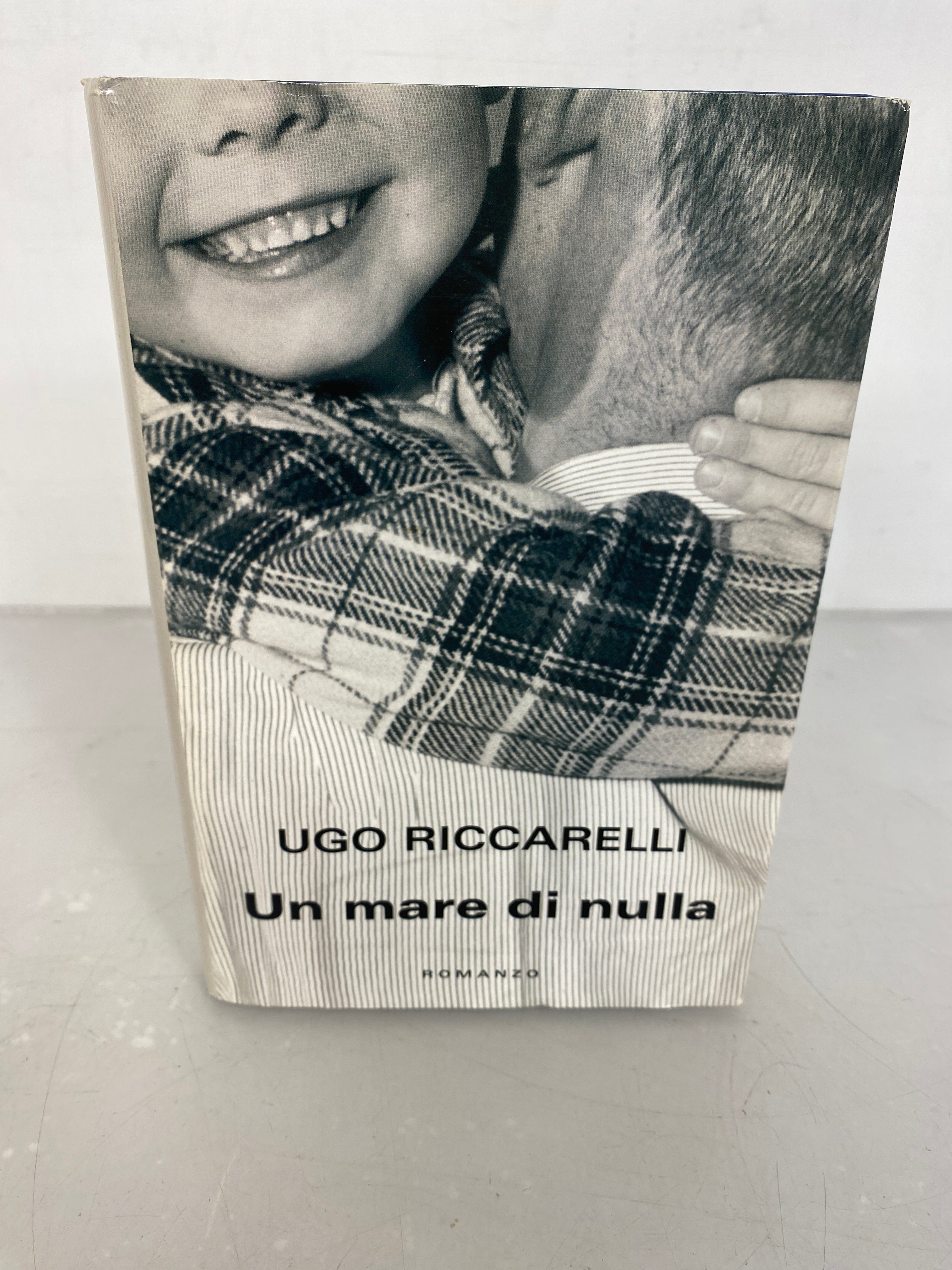 Lot of 3 Italian Language Novels L'Eleganza del Riccio, Un Mare di Nulla, and Bello, Elegante e Con la Fede al Dito 2006-2017 SC HC DJ