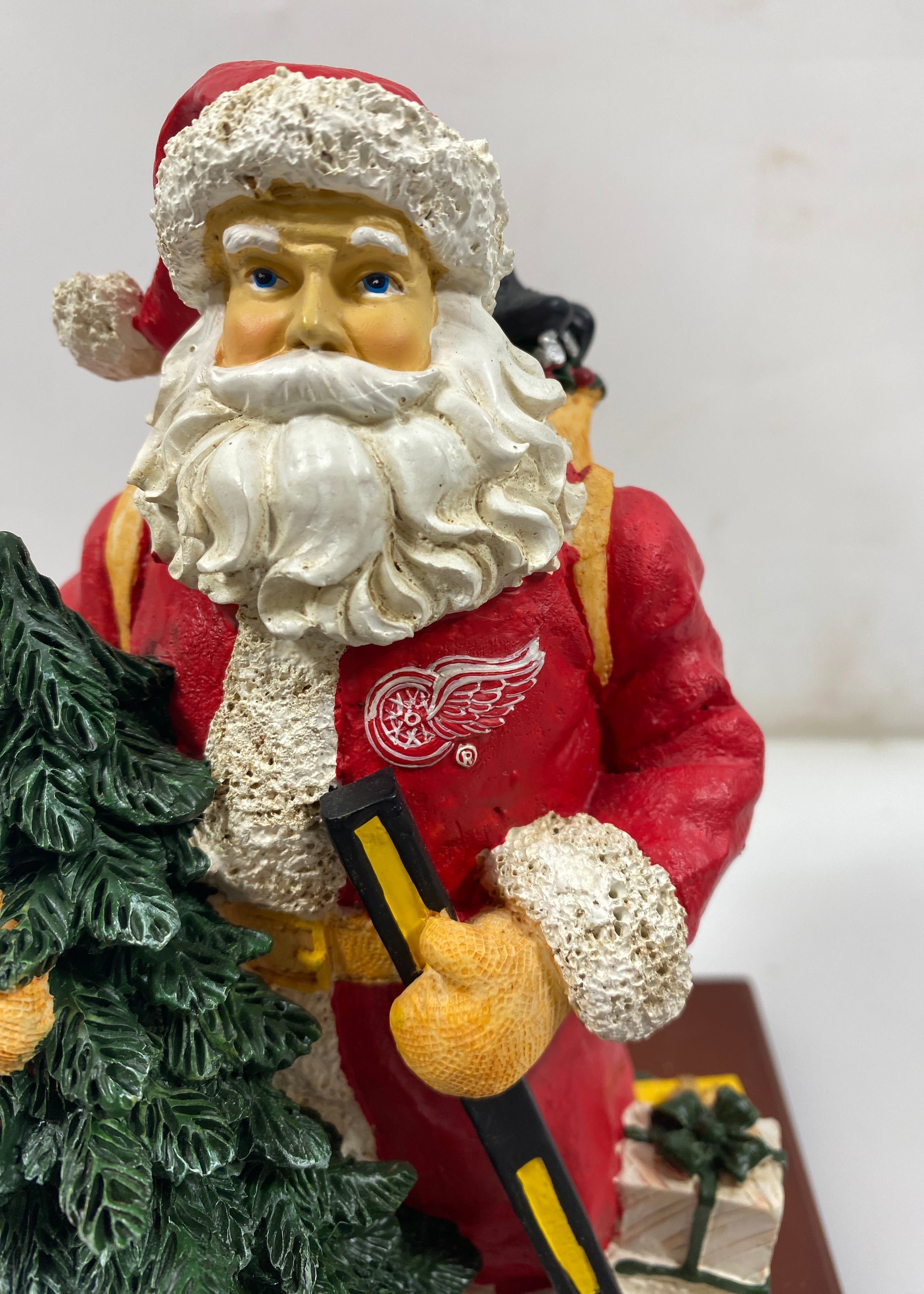 The Memory Company 2000 Detroit Redwings Santa Figurine