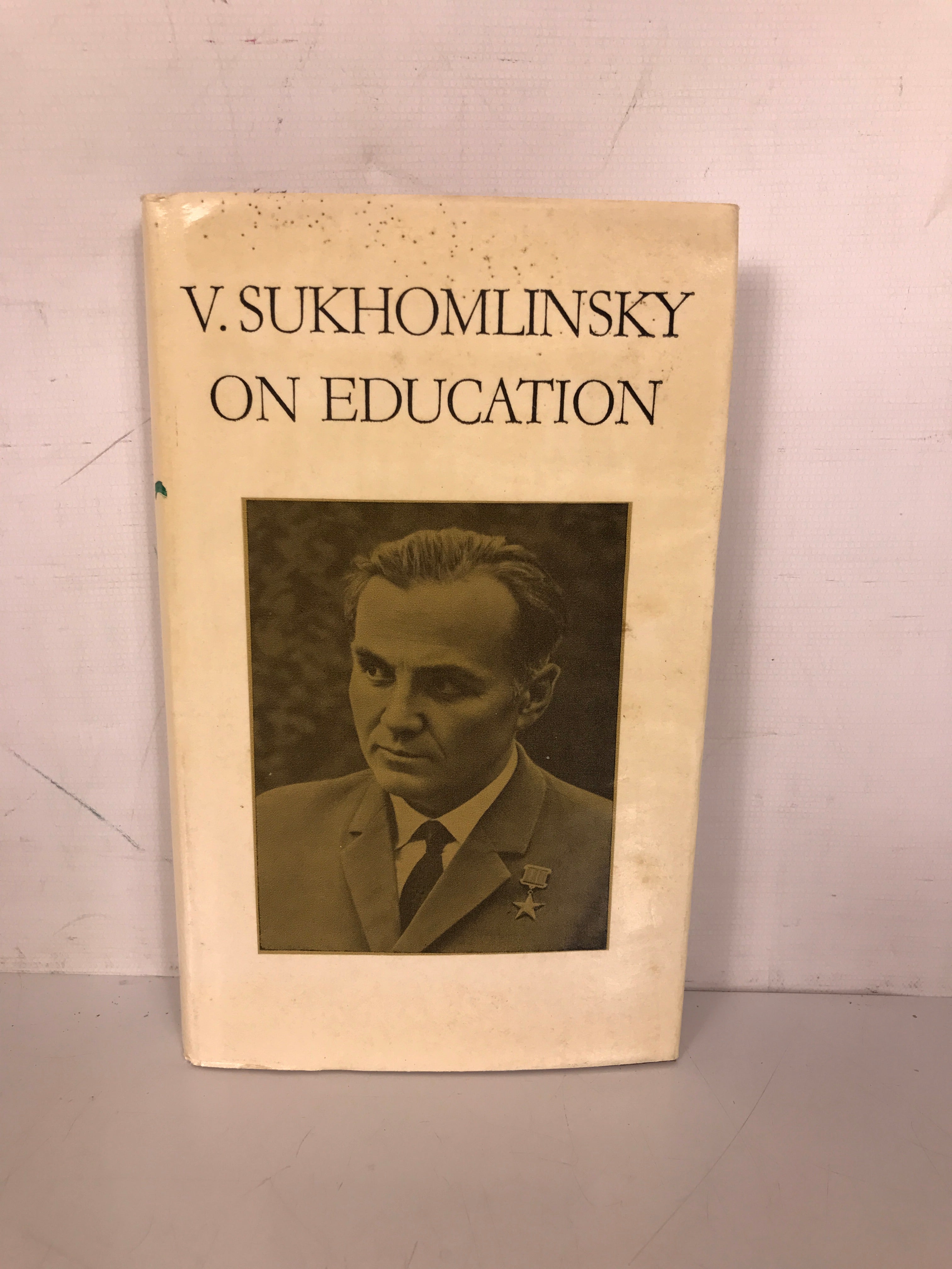 V. Sukhomlinsky on Education 1977 Progress Publishers HC DJ