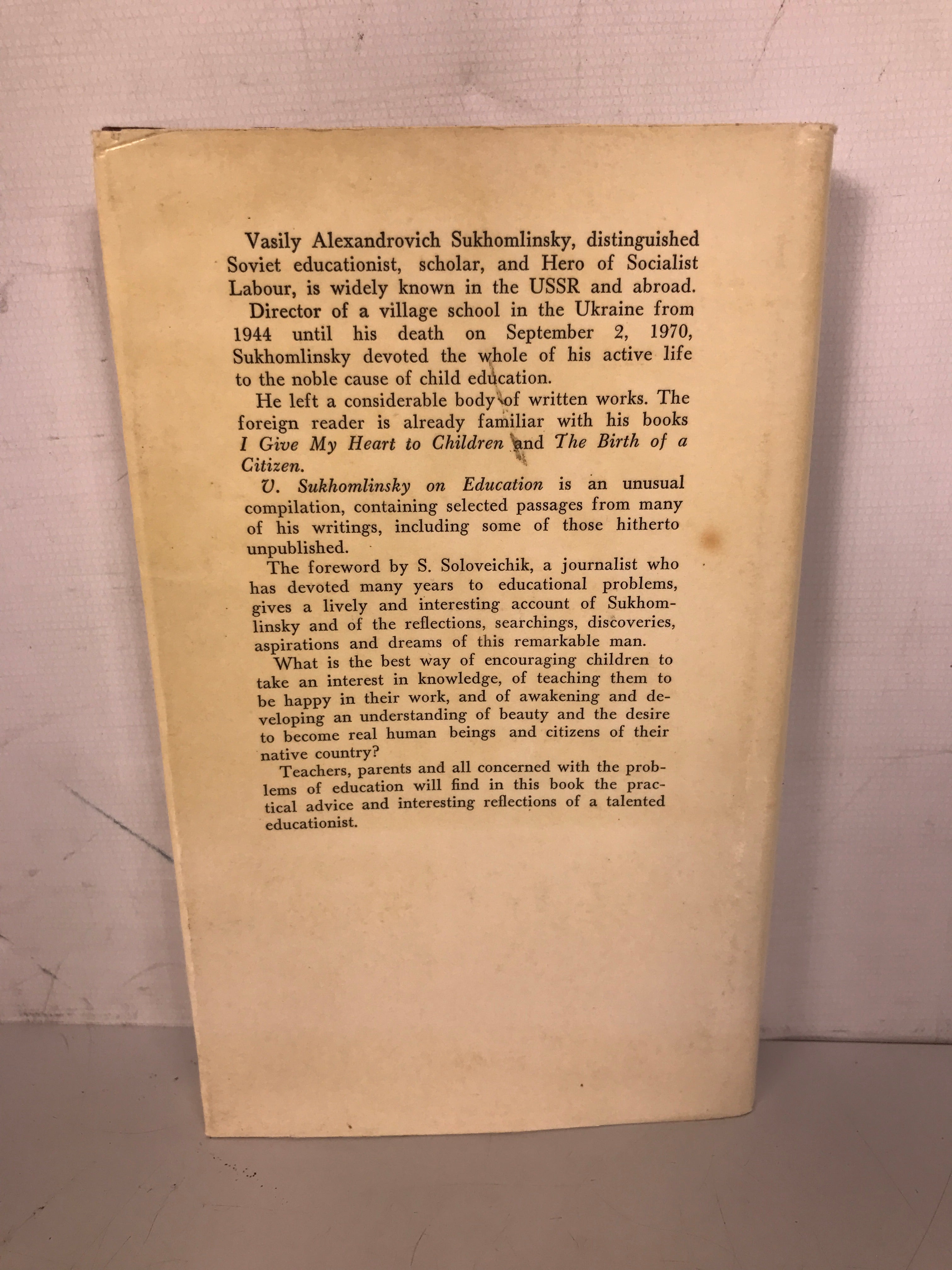 V. Sukhomlinsky on Education 1977 Progress Publishers HC DJ