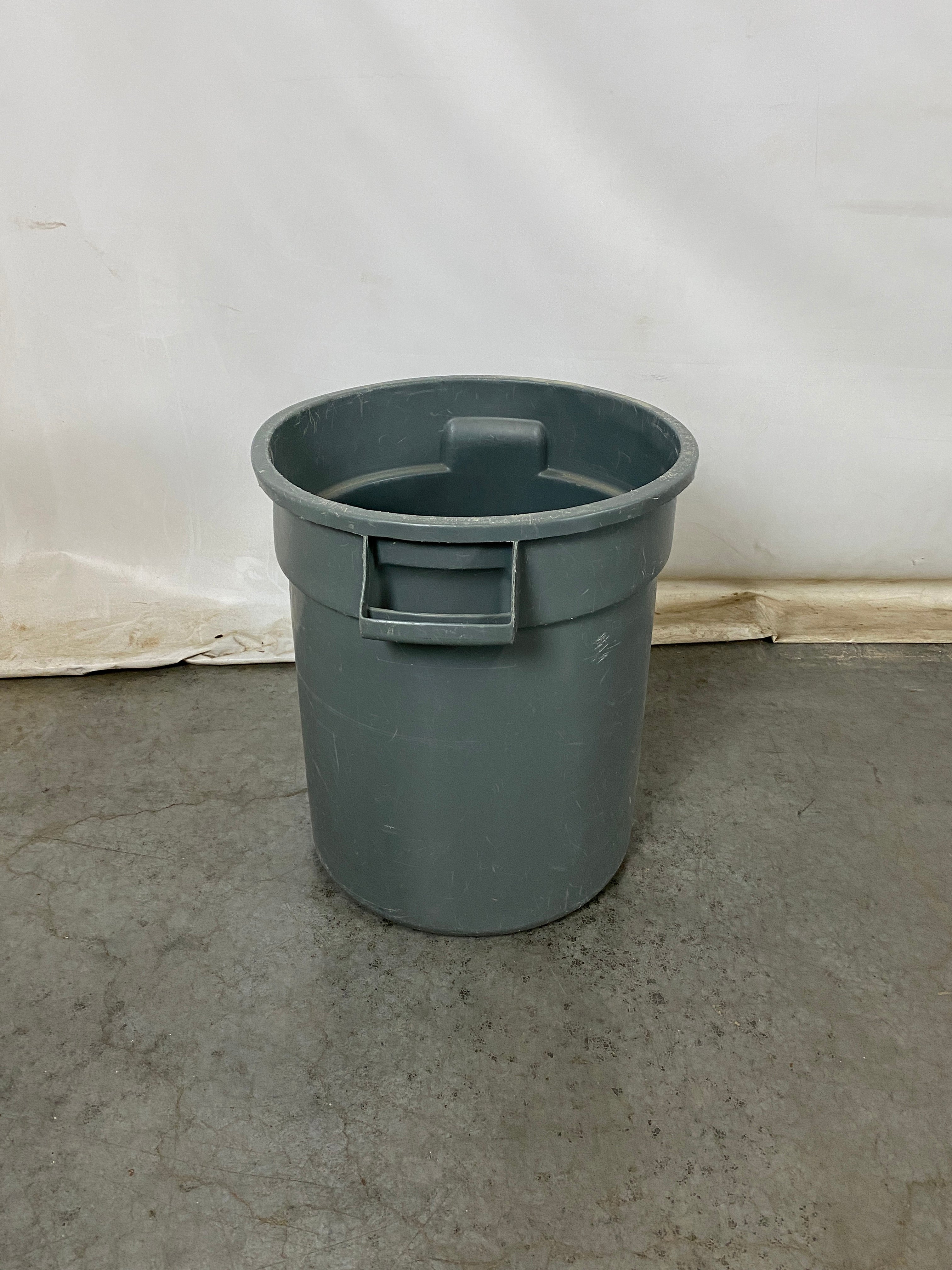 Rubbermaid Brute 10 Gallon Trash Can