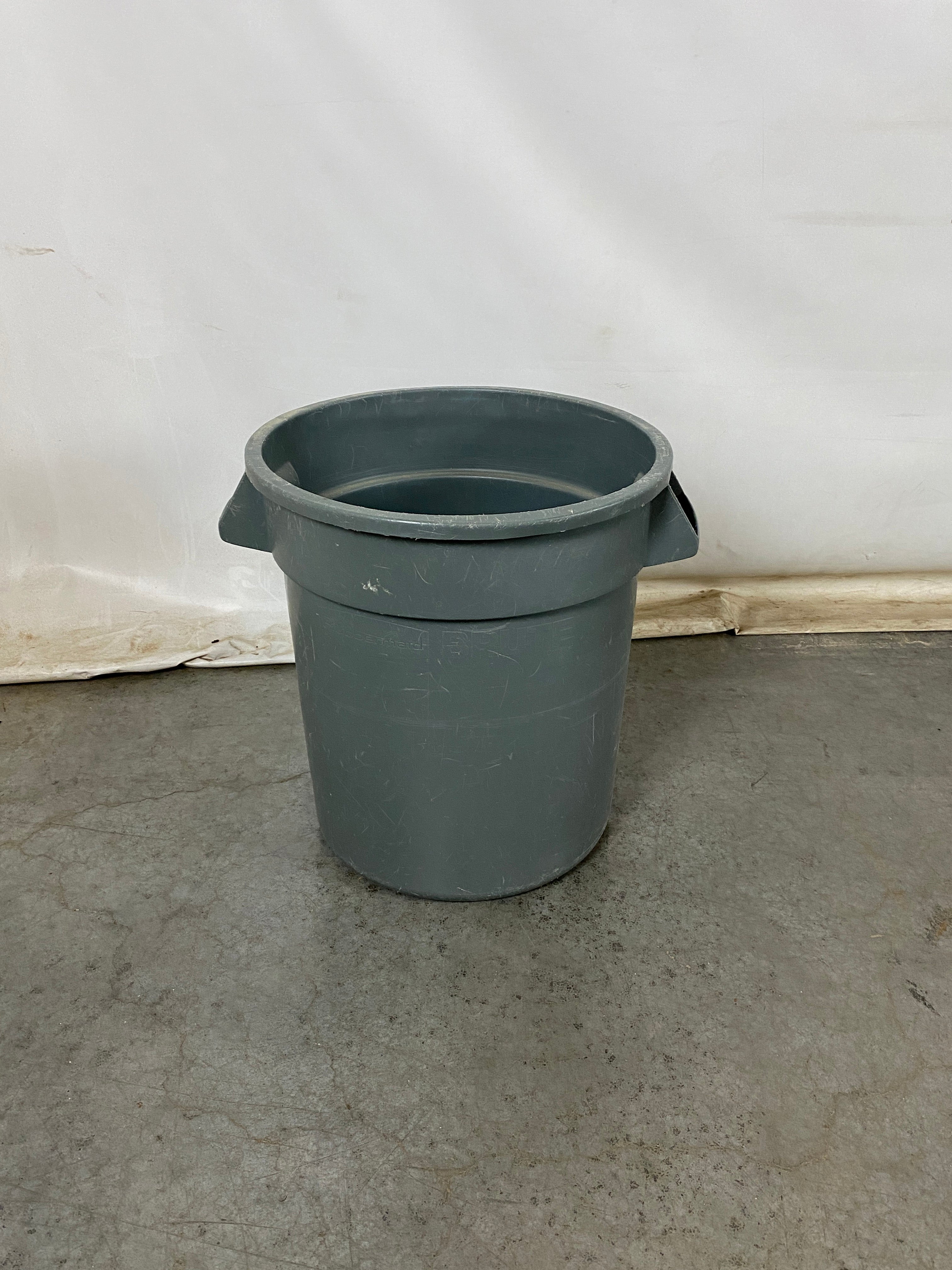 Rubbermaid Brute 10 Gallon Trash Can