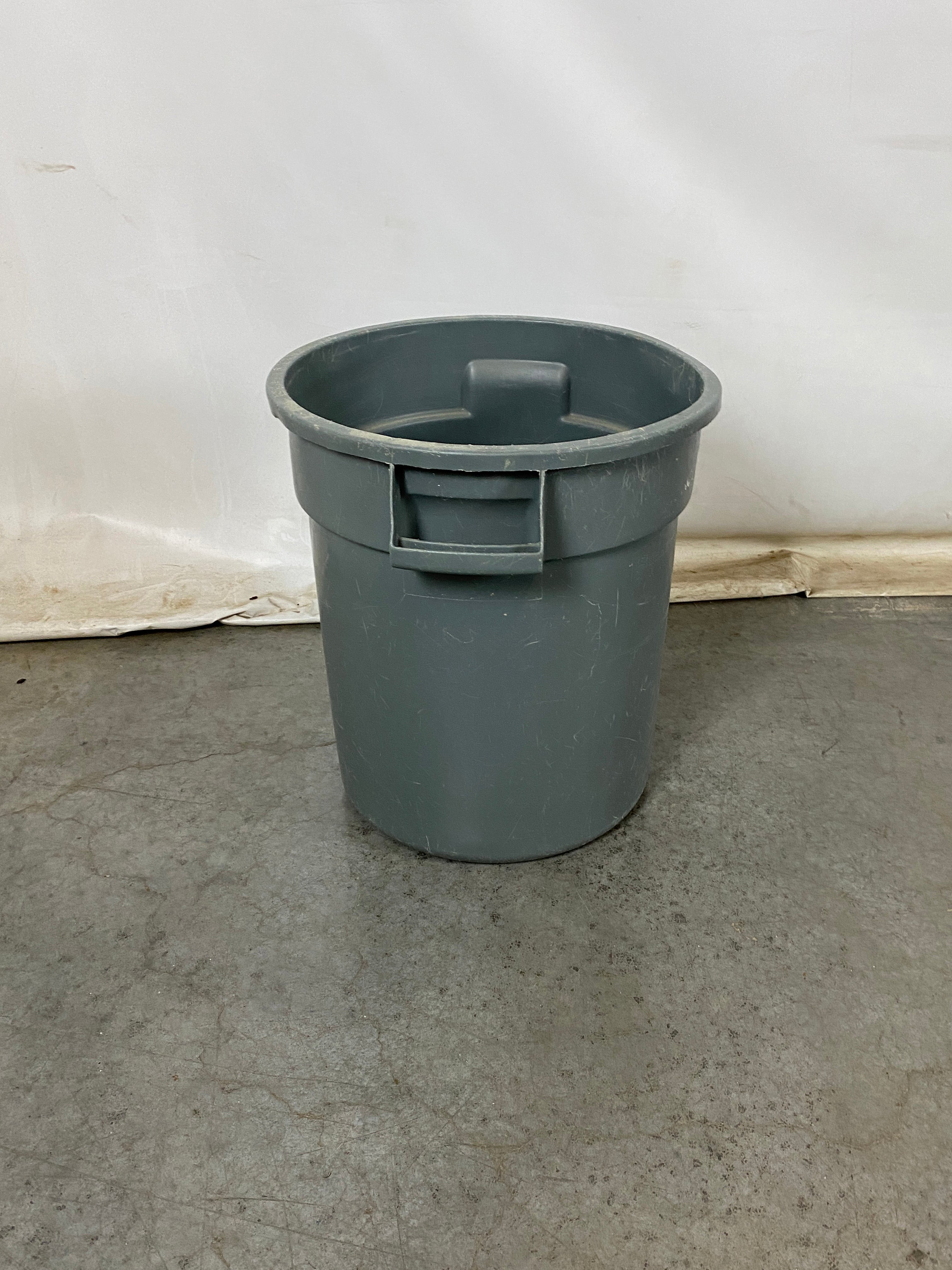 Rubbermaid Brute 10 Gallon Trash Can