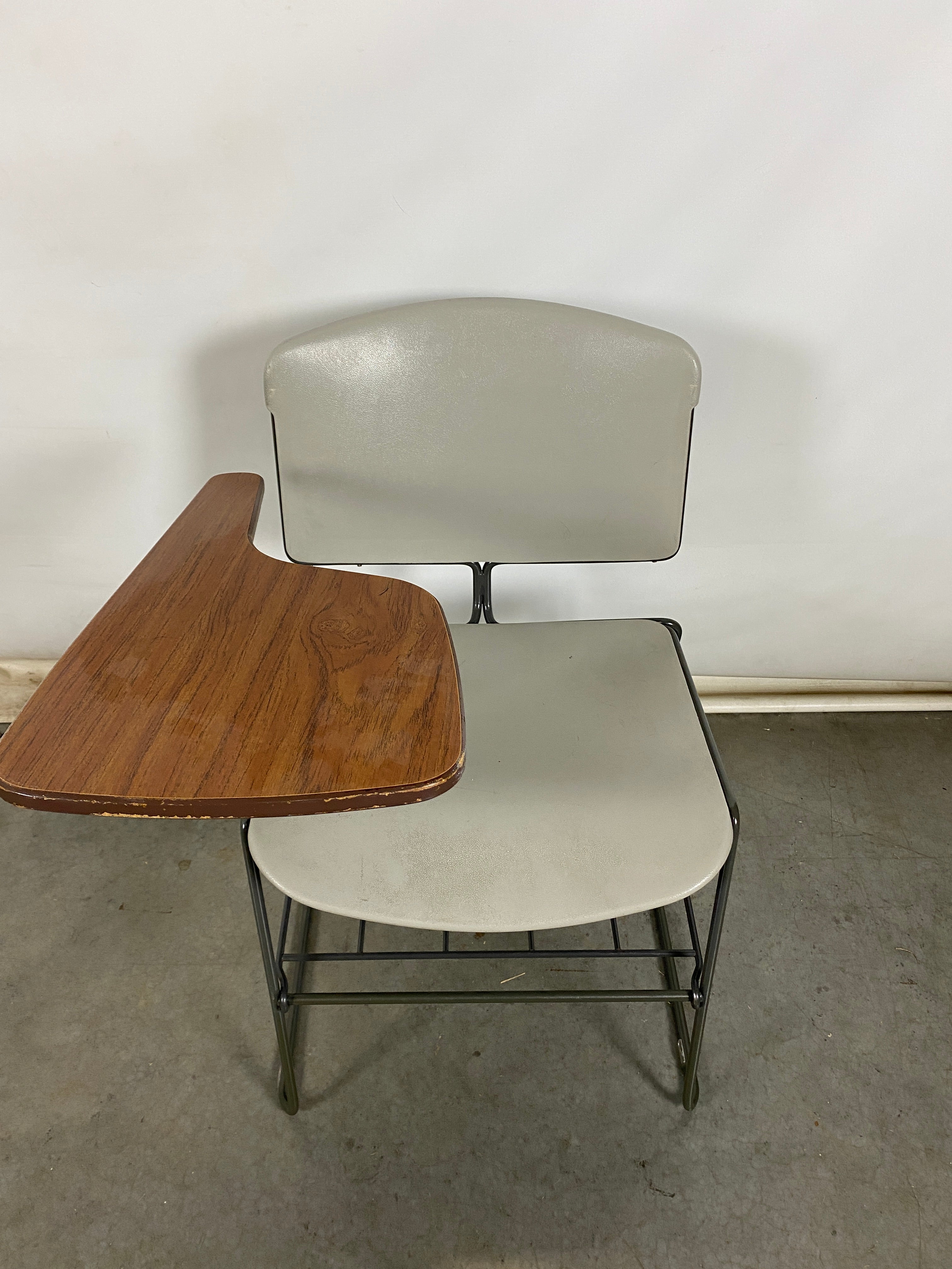 Right-Sided Gray Student Chair with Laminate Desk