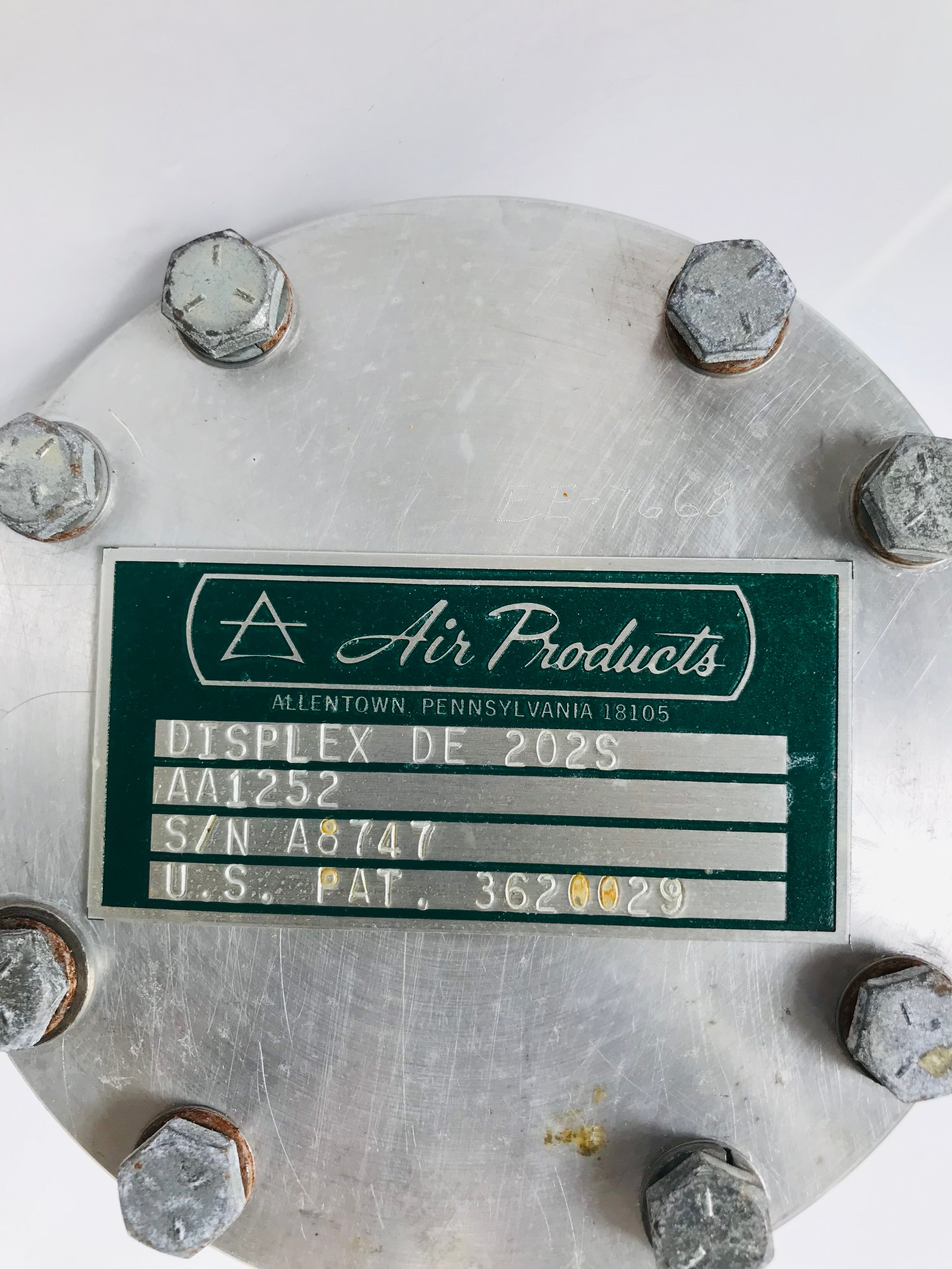 APD Cryogenics Cold Head w/ Displex De-202S Pump