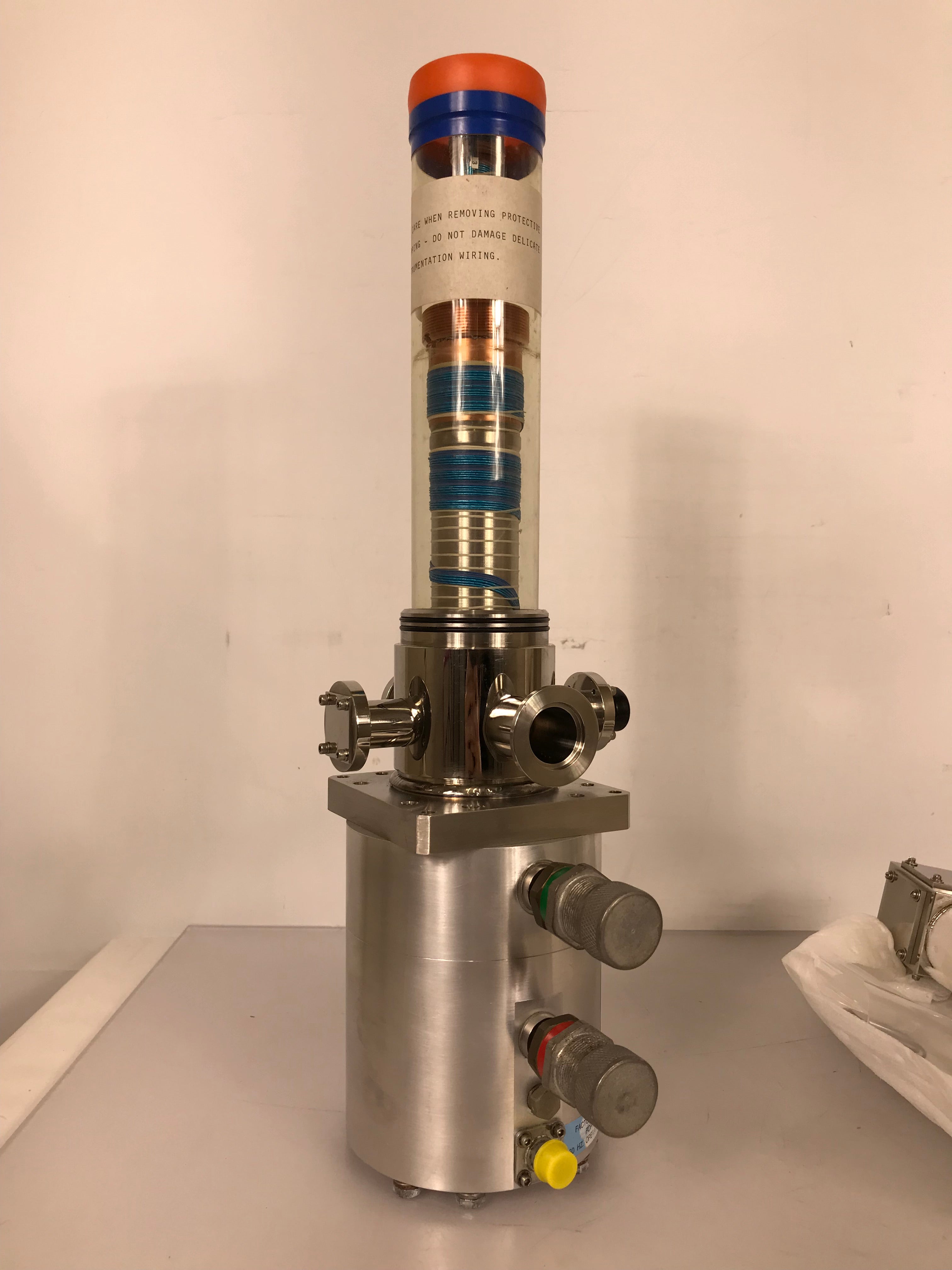APD Cryogenics Cold Head w/ Displex De-202S Pump