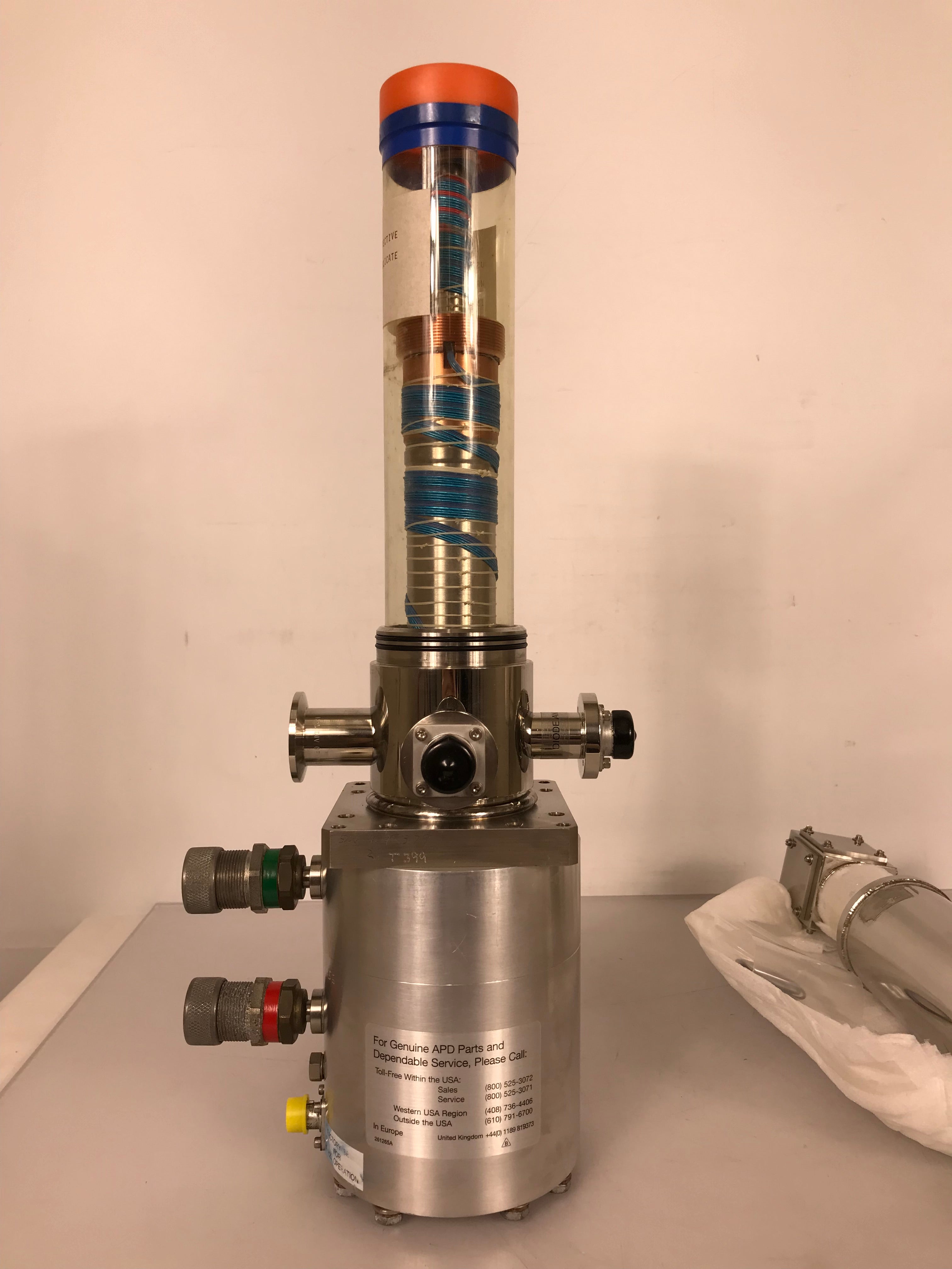 APD Cryogenics Cold Head w/ Displex De-202S Pump