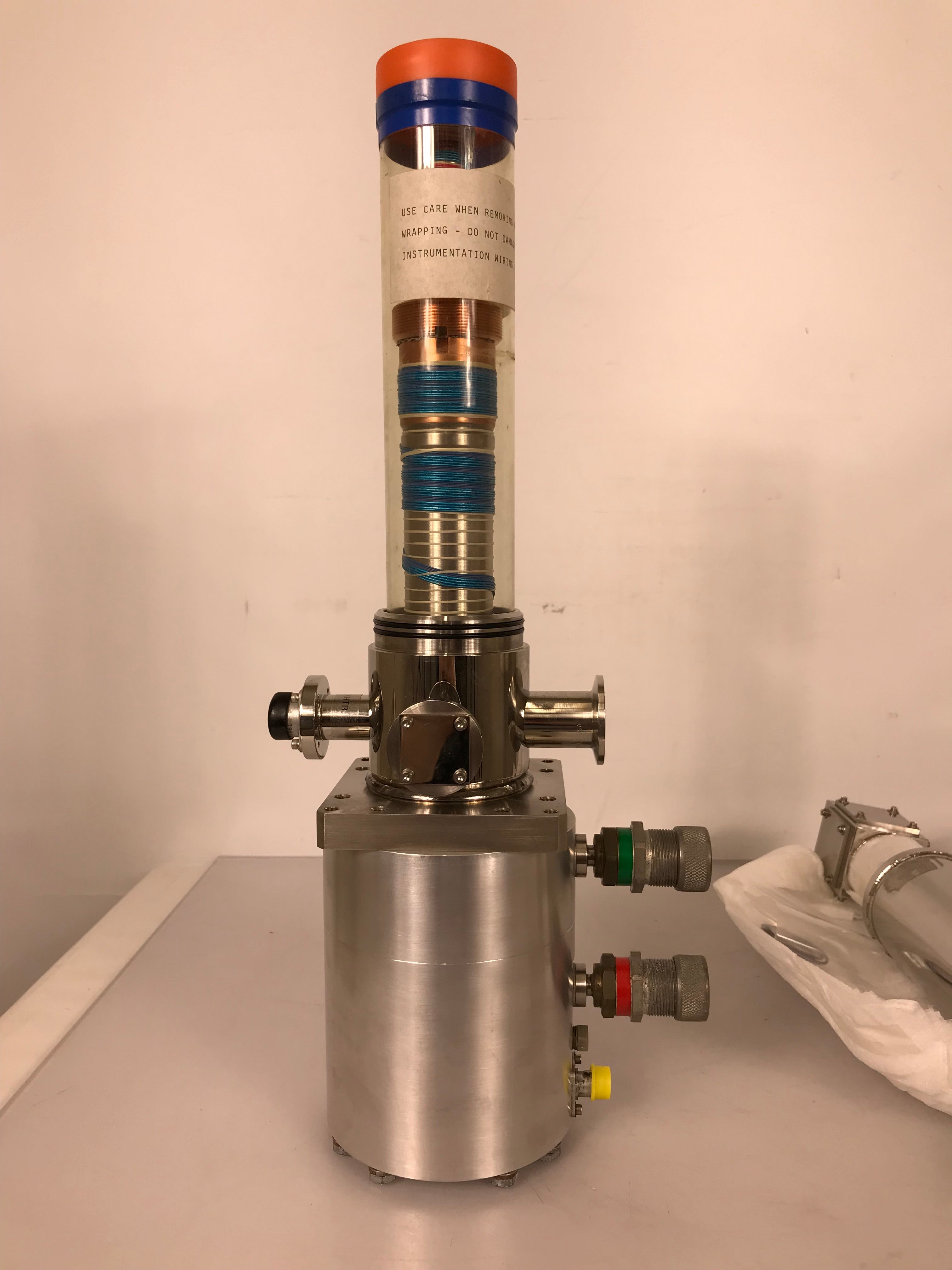 APD Cryogenics Cold Head w/ Displex De-202S Pump