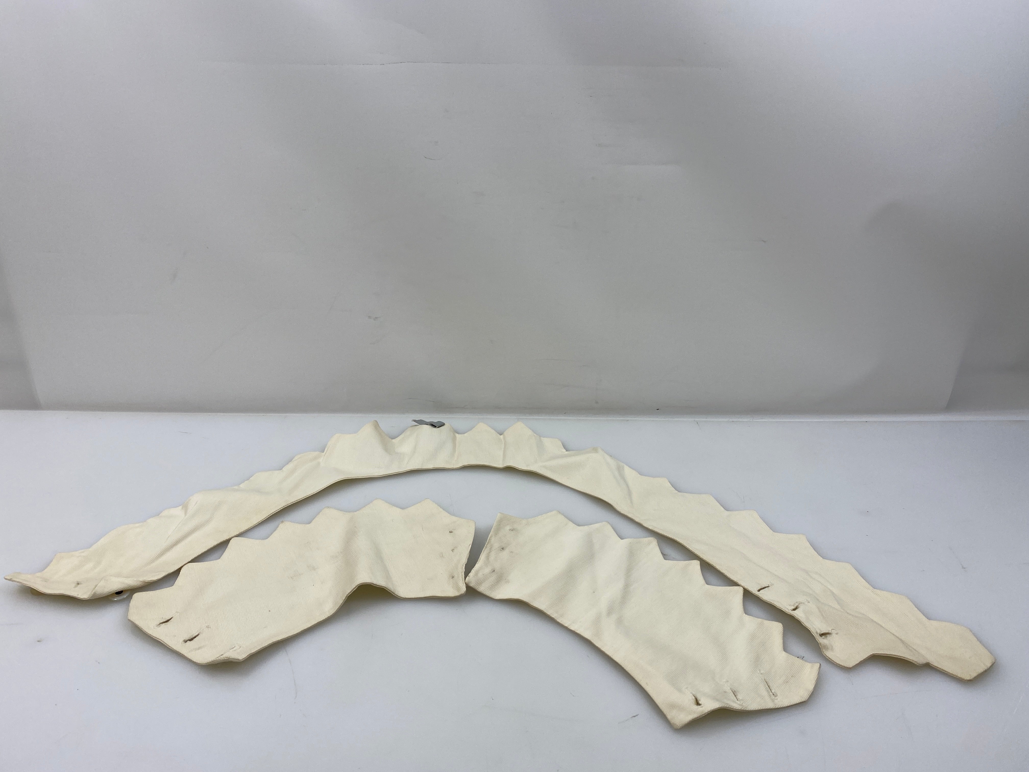 Vintage 1930s Cream Pointed Collar and Cuff Set with Mother of Pearl Buttons