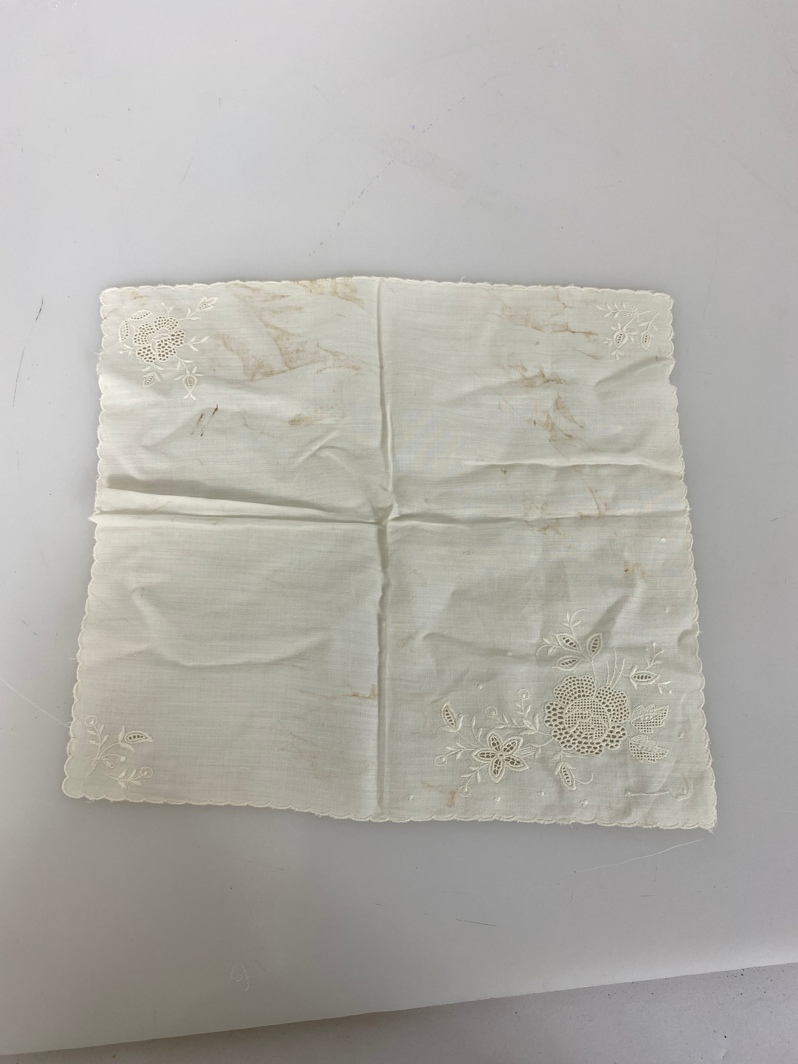 Vintage 1930s-1940s White Linen Handkerchief with Floral Lace Details