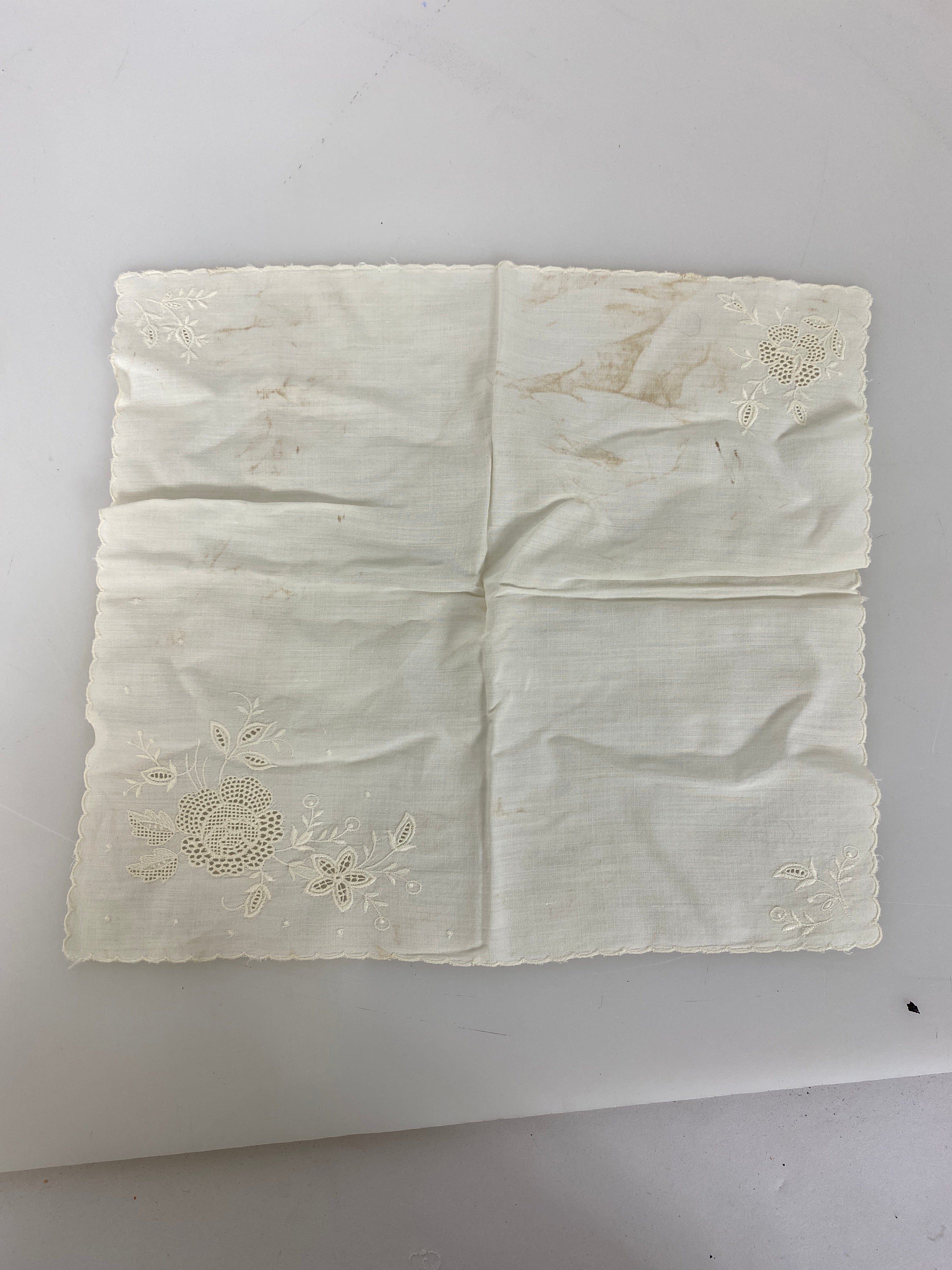 Vintage 1930s-1940s White Linen Handkerchief with Floral Lace Details