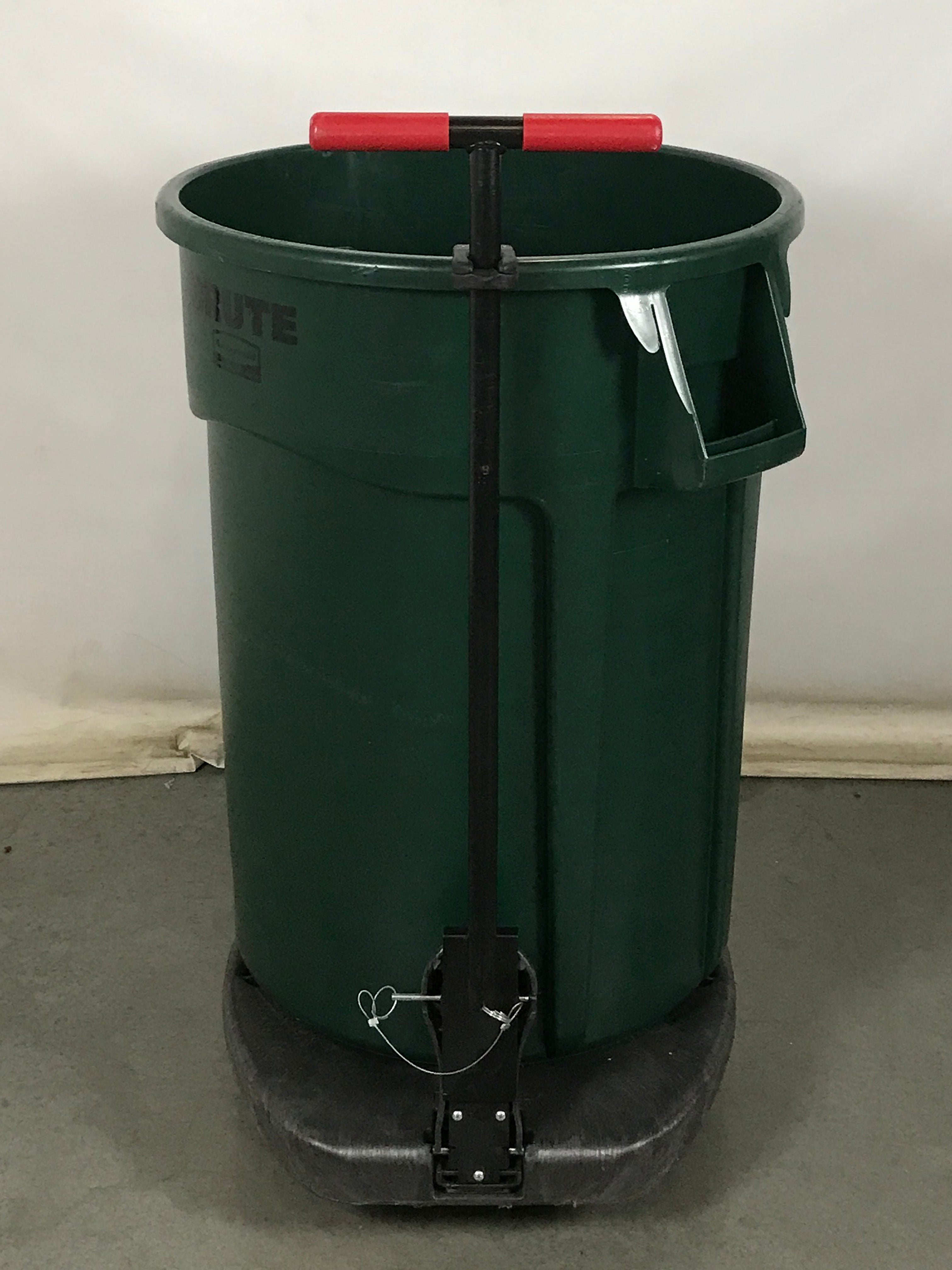 Brute Rubbermaid Trash Bin With Rolling Trolley Attachment And Handle 