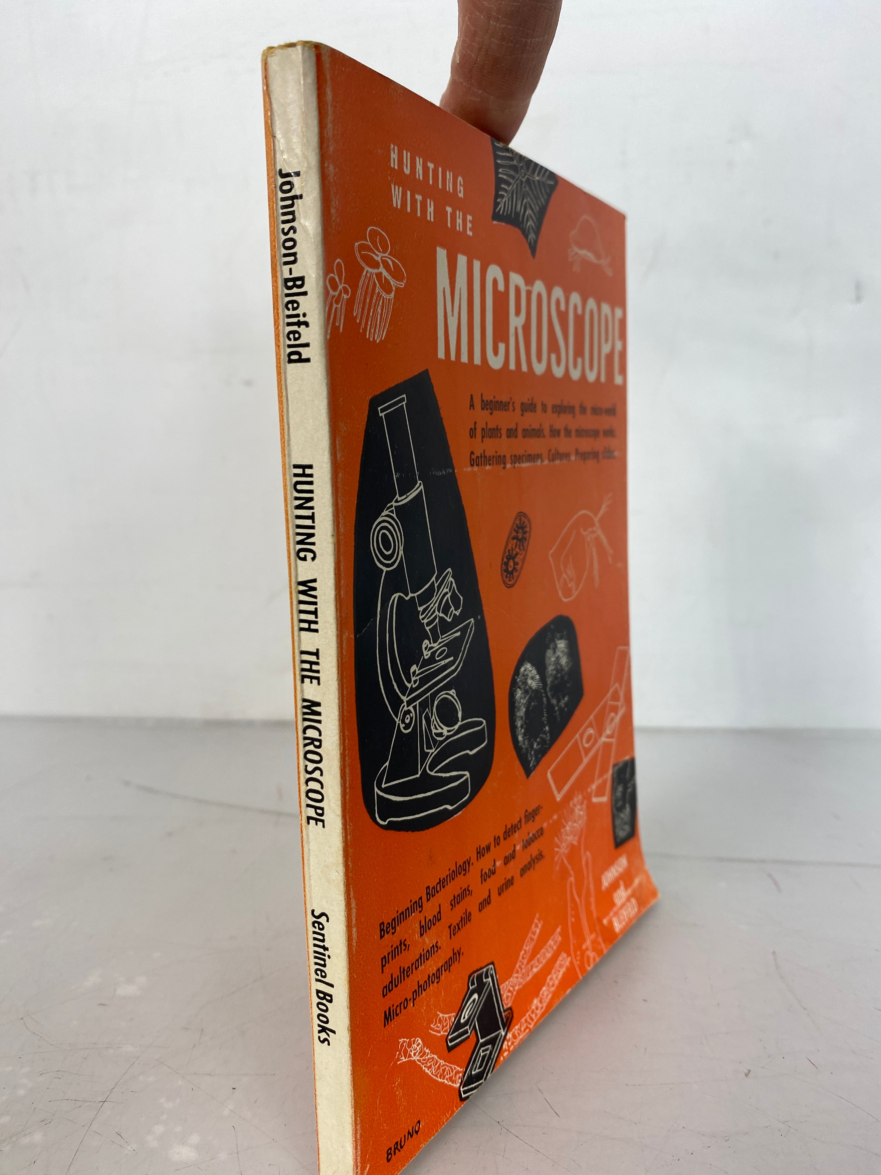 Hunting With the Microscope by Johnson and Bleifeld 1956 SC