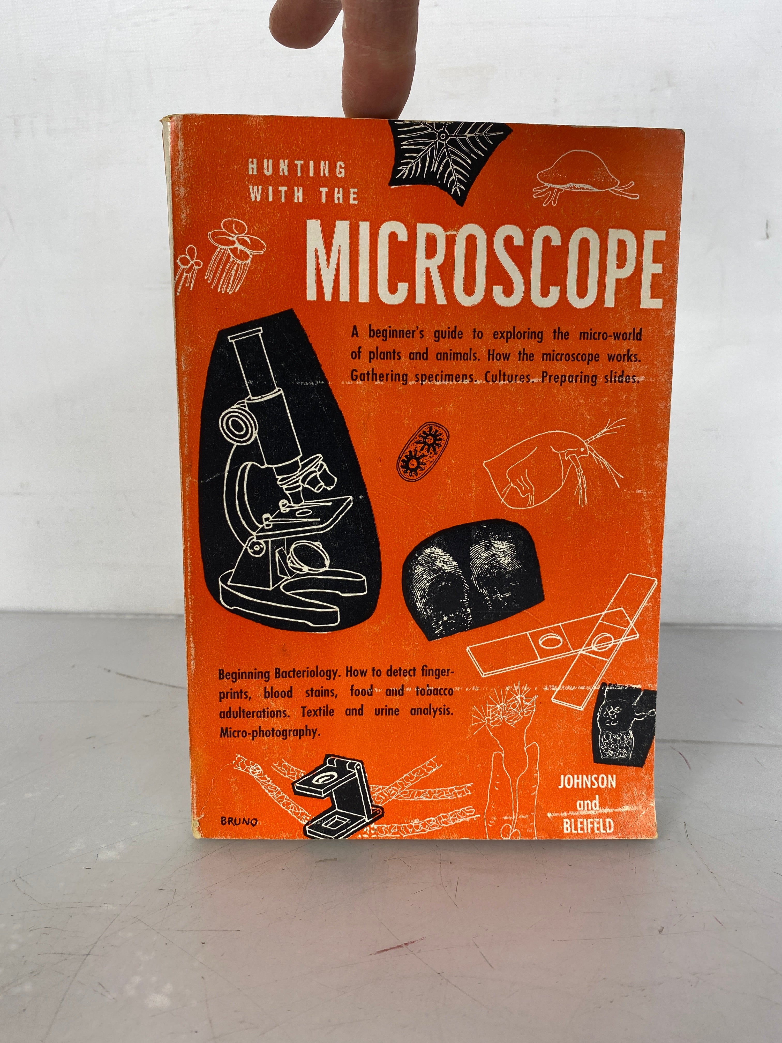 Hunting With the Microscope by Johnson and Bleifeld 1956 SC