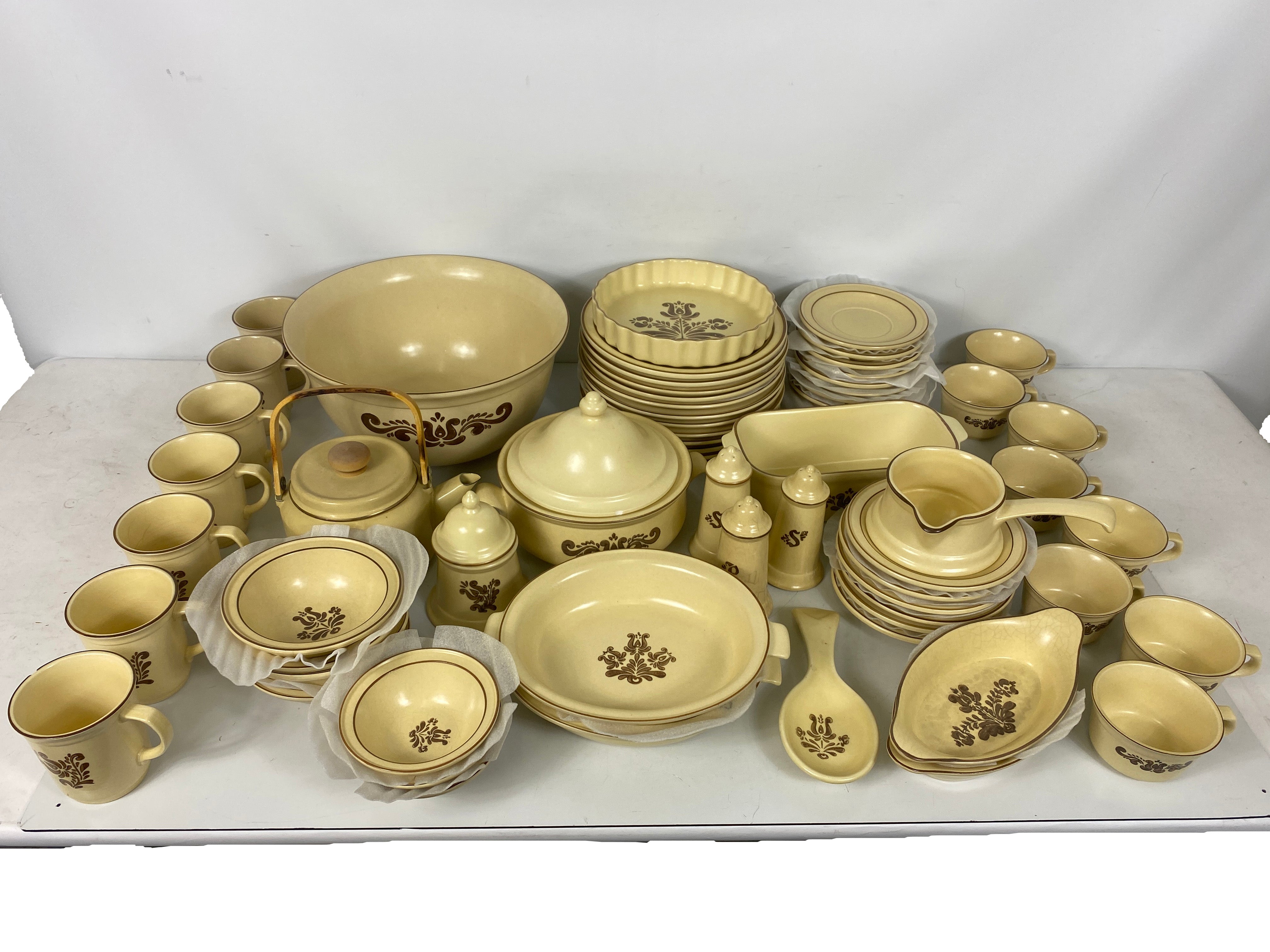 Vintage Pfaltzgraff Village Brown 64 Piece Tableware Set