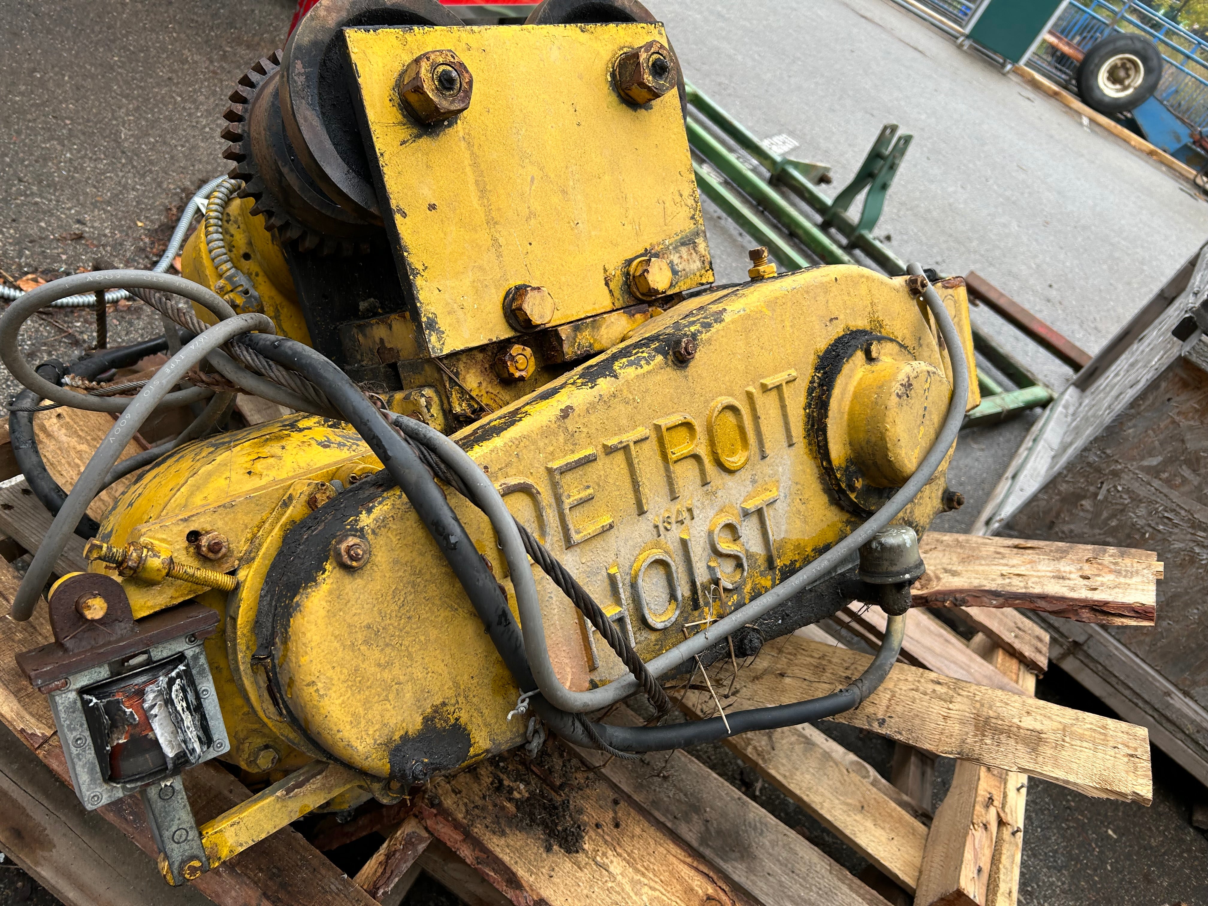 Large "Detroit Hoist" for parts or repair/Scrap Bid #593 - 720lbs